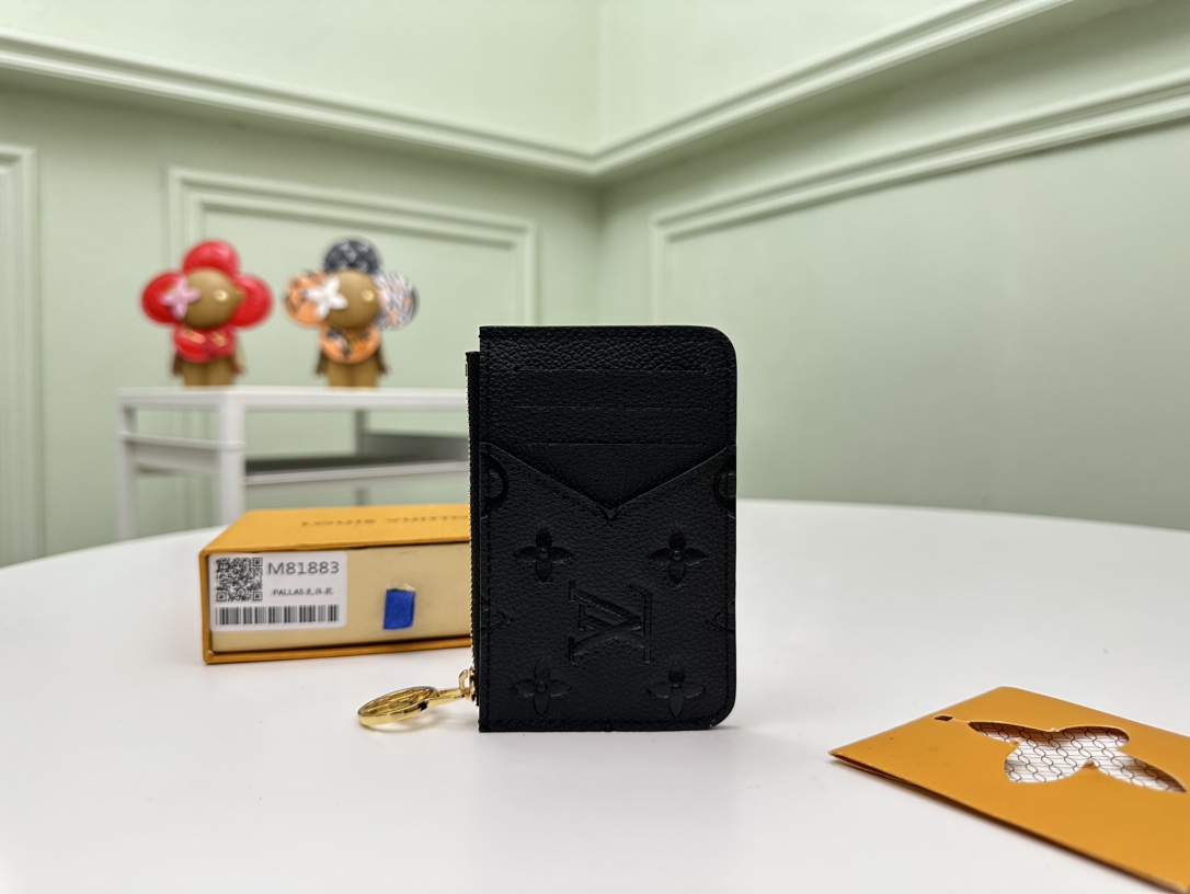 NO:672104,[Top original order] M81883 This Romy business card holder is made of Monogram Empreinte embossed leather. The elegant multi-functional design is not only suitable for placing cards, but also has a zippered accordion-style compartment that can store banknotes, change and receipts. It is embellished with a gold metal LV Circle logo pull tab. Size 12X8X0.8cm., LV wallet, louis vuitton, wallets19860909【顶级原单】M81883這款Romy名片夾以Monogram Empreinte壓花皮革製造,典雅的多功能設計除了適合放置卡片,還有拉鏈開合的風琴式隔層,可存放紙幣、零錢及收據,並綴有金色金屬打造的LV Circle標誌拉片.尺寸12X8X0.8cm.,LV钱包,louis vuitton,wallets,欧美剧