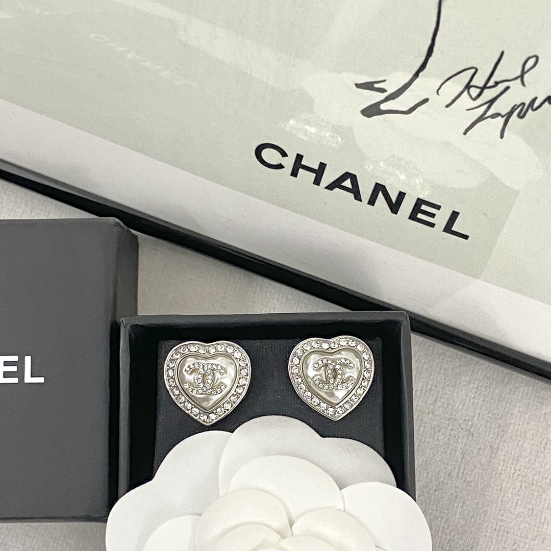 NO:101199,Chanel earrings are popular with new and consistent zp, counter synchronized CHAN 23 Pearl Love Double C earrings The edge of the love is covered with rhinestones, the diamond is so flashing, the love is so great and beautiful!  , Chanel stud earrings, chanel, chanel19860909香奈儿耳钉热销款爆上新一致zp,专柜同步 CHAN 23 珍珠爱心双c耳钉 爱心边缘嵌满水钻,钻好闪爱心好Q巨好看！,香奈儿耳钉,chanel,chanel,Jewelry