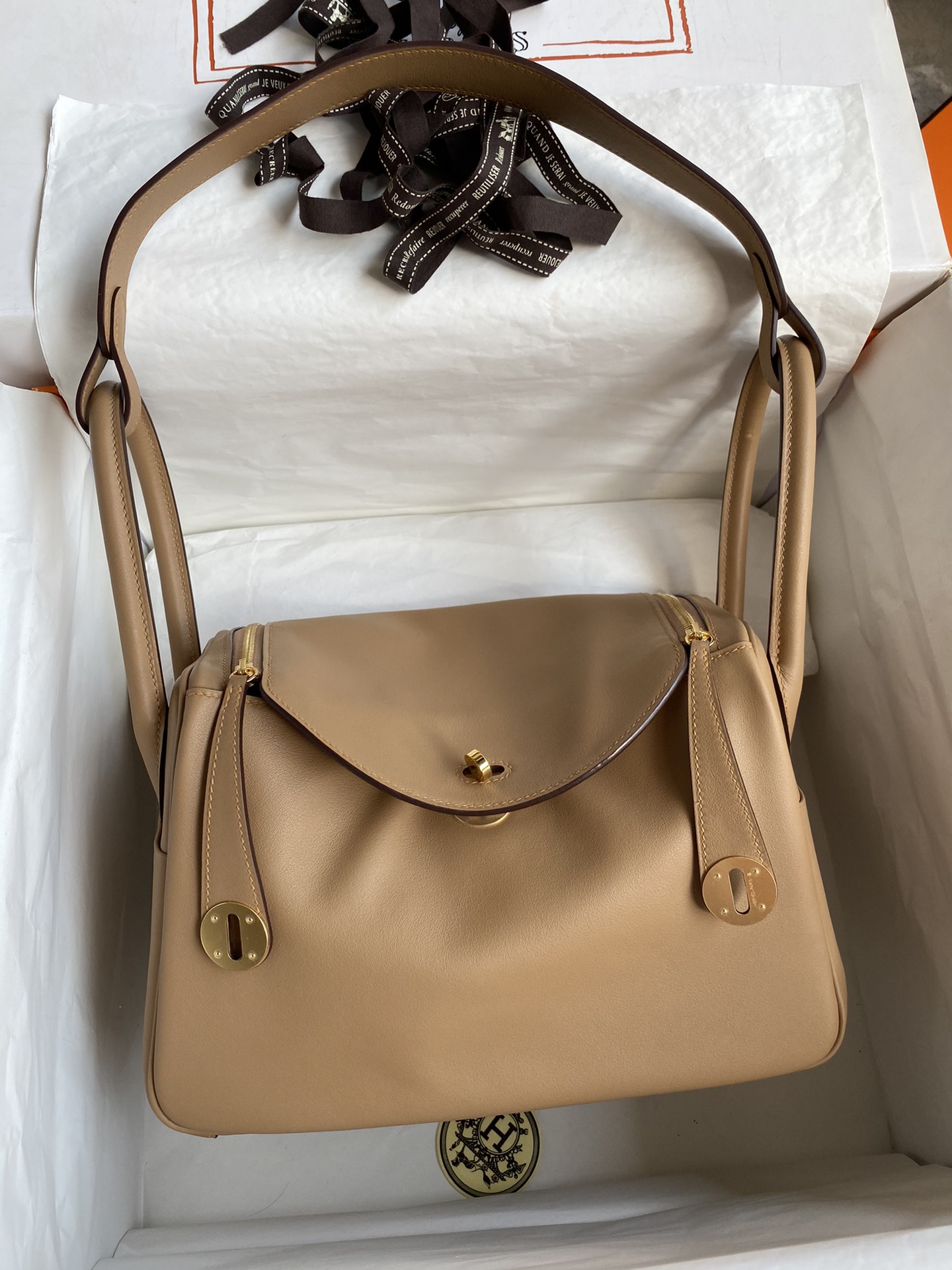 NO:699456,Hand-sewn Lindy 26cm imported Swift leather milk tea color gold buckle, Hermes, hermes, stuart weitzman, Hermes,19860909手缝Lindy 26cm 进口Swift皮 奶茶色 金扣,爱马仕,hermes,stuart weitzman,Hermes,,Bag