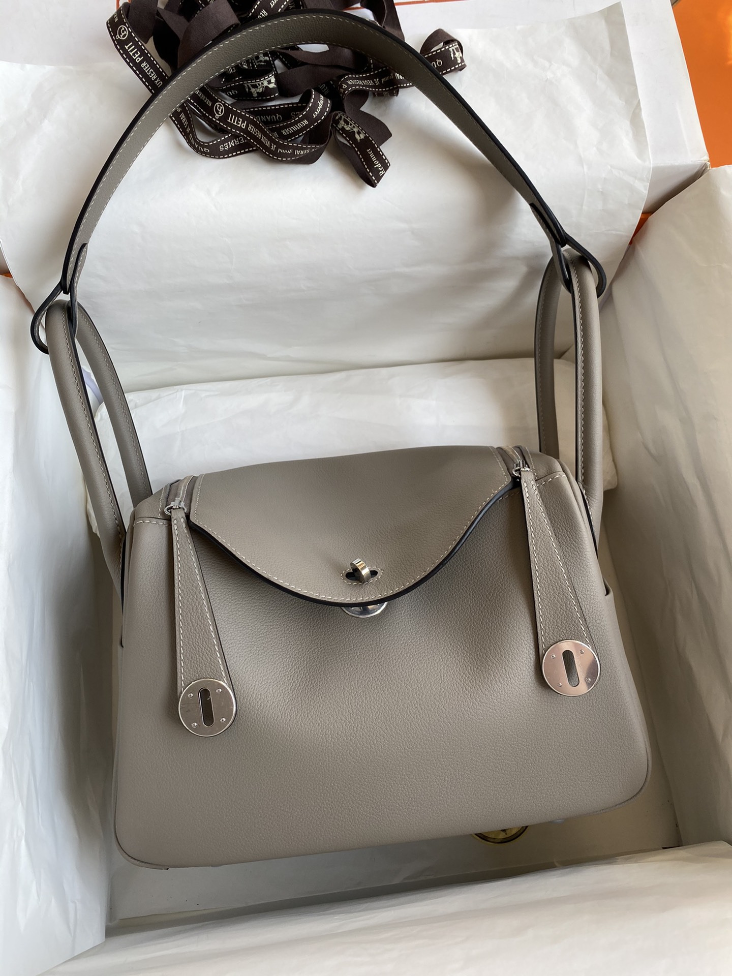 NO:699450,Hand-stitched Lindy 26cm imported Evercolor leather asphalt gray silver buckle, Hermes, hermes, Hermes,19860909手缝Lindy 26cm 进口Evercolor皮 沥青灰 银扣,爱马仕,hermes,Hermes,,Bag