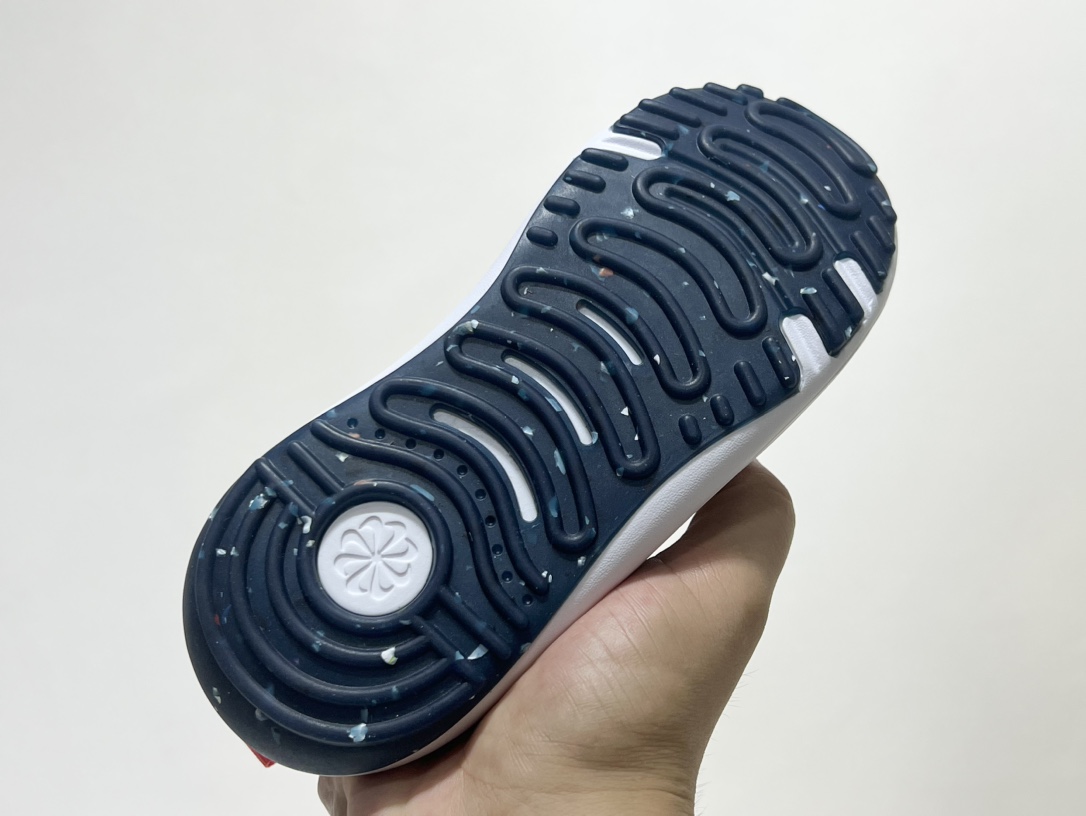 图片[5]-NK 春夏新款E赤足系列一脚蹬轻便缓震儿童运动鞋 尺码：24-37码 E赤足系列，升级网面透气舒适☁️ 升级橡胶耐磨防滑大底，脚感更舒适✔️ 松紧带一脚蹬设计，穿脱快人一步✌🏻 精致刺绣LOGO，简约时髦又洋气✨-选品中心