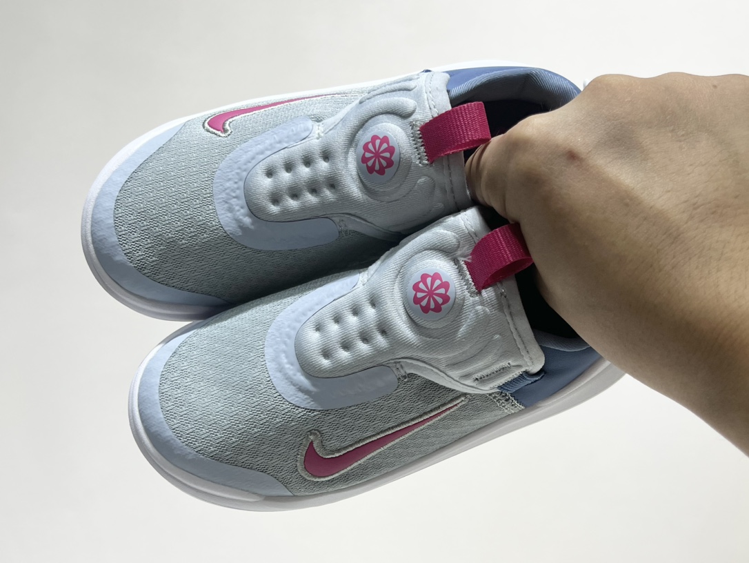 NK 春夏新款E赤足系列一脚蹬轻便缓震儿童运动鞋 尺码：24-37码 E赤足系列，升级网面透气舒适☁️ 升级橡胶耐磨防滑大底，脚感更舒适✔️ 松紧带一脚蹬设计，穿脱快人一步✌🏻 精致刺绣LOGO，简约时髦又洋气✨-选品中心