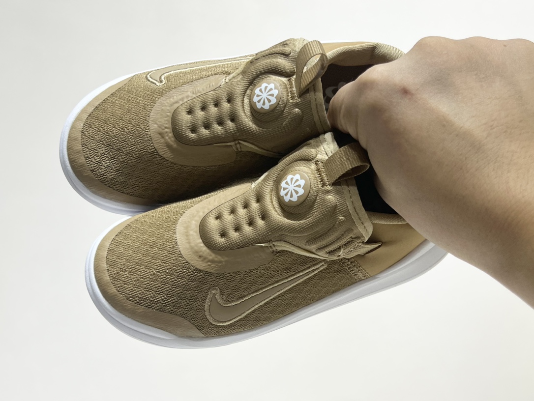 NK 春夏新款E赤足系列一脚蹬轻便缓震儿童运动鞋 尺码：24-37码 E赤足系列，升级网面透气舒适☁️ 升级橡胶耐磨防滑大底，脚感更舒适✔️ 松紧带一脚蹬设计，穿脱快人一步✌🏻 精致刺绣LOGO，简约时髦又洋气✨-选品中心