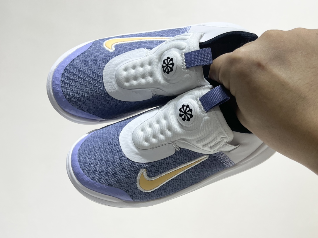 NK 春夏新款E赤足系列一脚蹬轻便缓震儿童运动鞋 尺码：24-37码 E赤足系列，升级网面透气舒适☁️ 升级橡胶耐磨防滑大底，脚感更舒适✔️ 松紧带一脚蹬设计，穿脱快人一步✌🏻 精致刺绣LOGO，简约时髦又洋气✨-选品中心