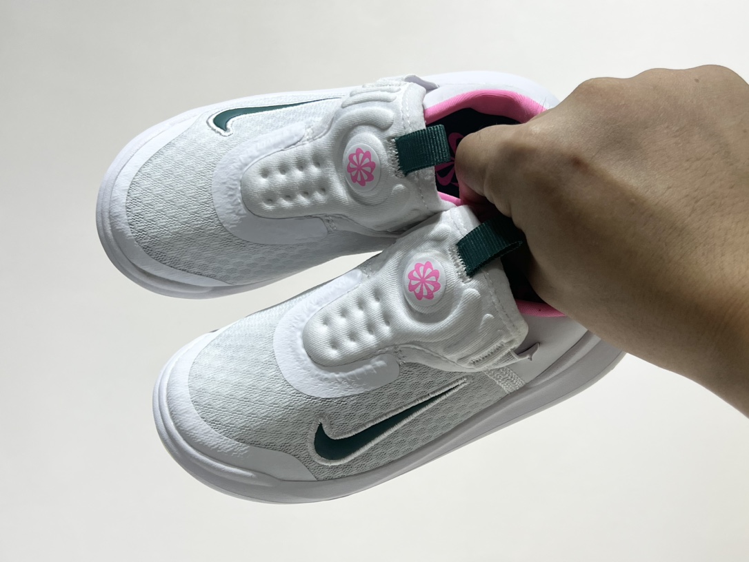 NK 春夏新款E赤足系列一脚蹬轻便缓震儿童运动鞋 尺码：24-37码 E赤足系列，升级网面透气舒适☁️ 升级橡胶耐磨防滑大底，脚感更舒适✔️ 松紧带一脚蹬设计，穿脱快人一步✌🏻 精致刺绣LOGO，简约时髦又洋气✨-选品中心