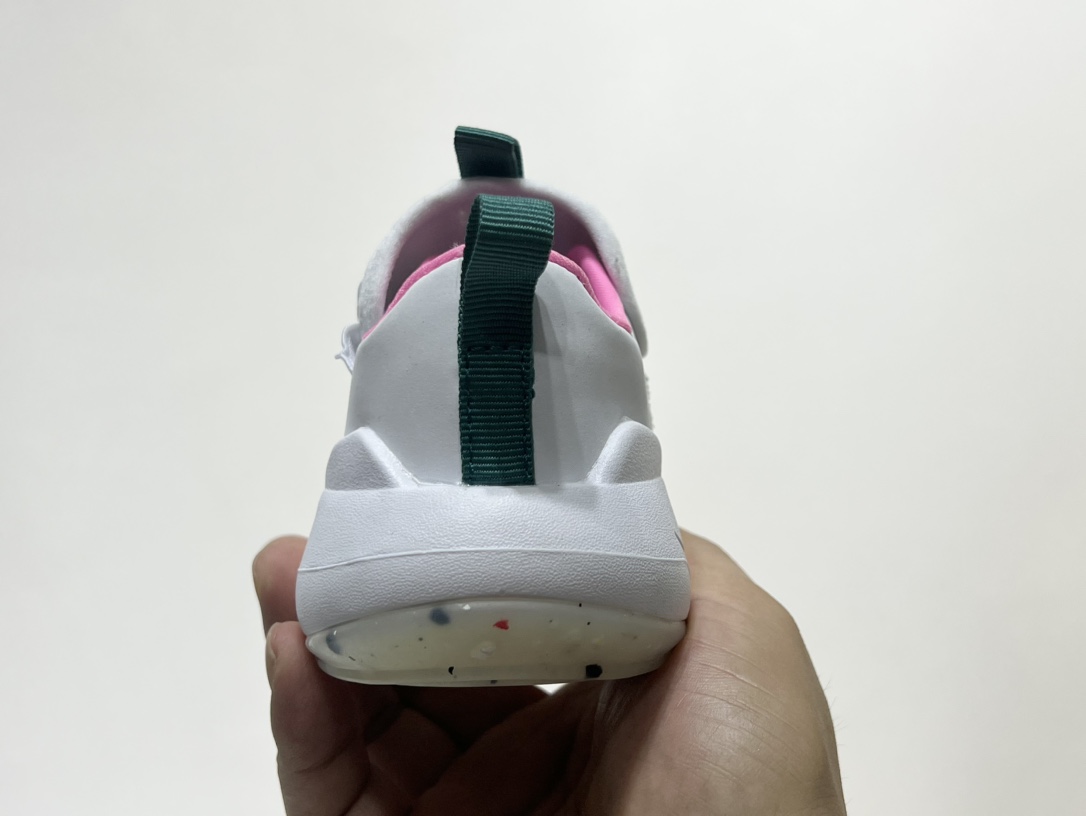 图片[7]-NK 春夏新款E赤足系列一脚蹬轻便缓震儿童运动鞋 尺码：24-37码 E赤足系列，升级网面透气舒适☁️ 升级橡胶耐磨防滑大底，脚感更舒适✔️ 松紧带一脚蹬设计，穿脱快人一步✌🏻 精致刺绣LOGO，简约时髦又洋气✨-选品中心