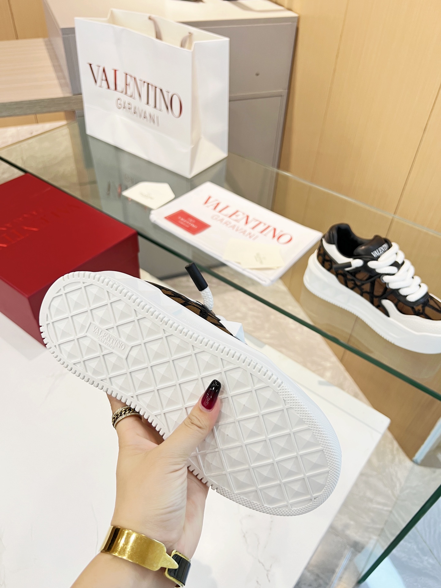 𝑽𝒂𝒍𝒆𝒏𝒕𝒊𝒏𝒐 Valentino 𝑶𝒏𝒆𝑺𝒕𝒖𝒅 Colección de zapatillas para parejas Valentino New Coupl