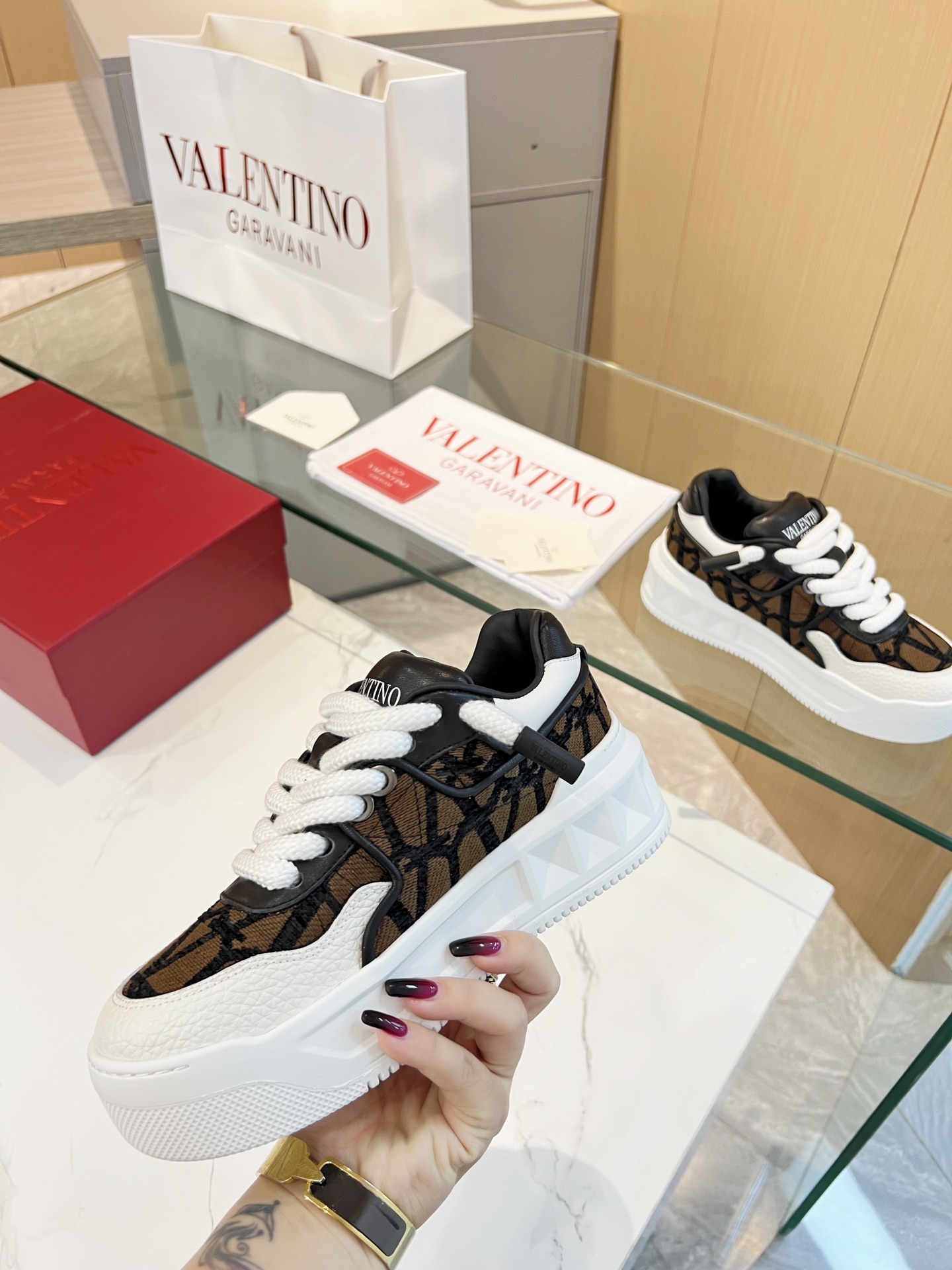 𝑽𝒂𝒍𝒆𝒏𝒕𝒊𝒏𝒐 Valentino 𝑶𝒏𝒆𝑺𝒕𝒖𝒅 Colección de zapatillas para parejas Valentino New Coupl