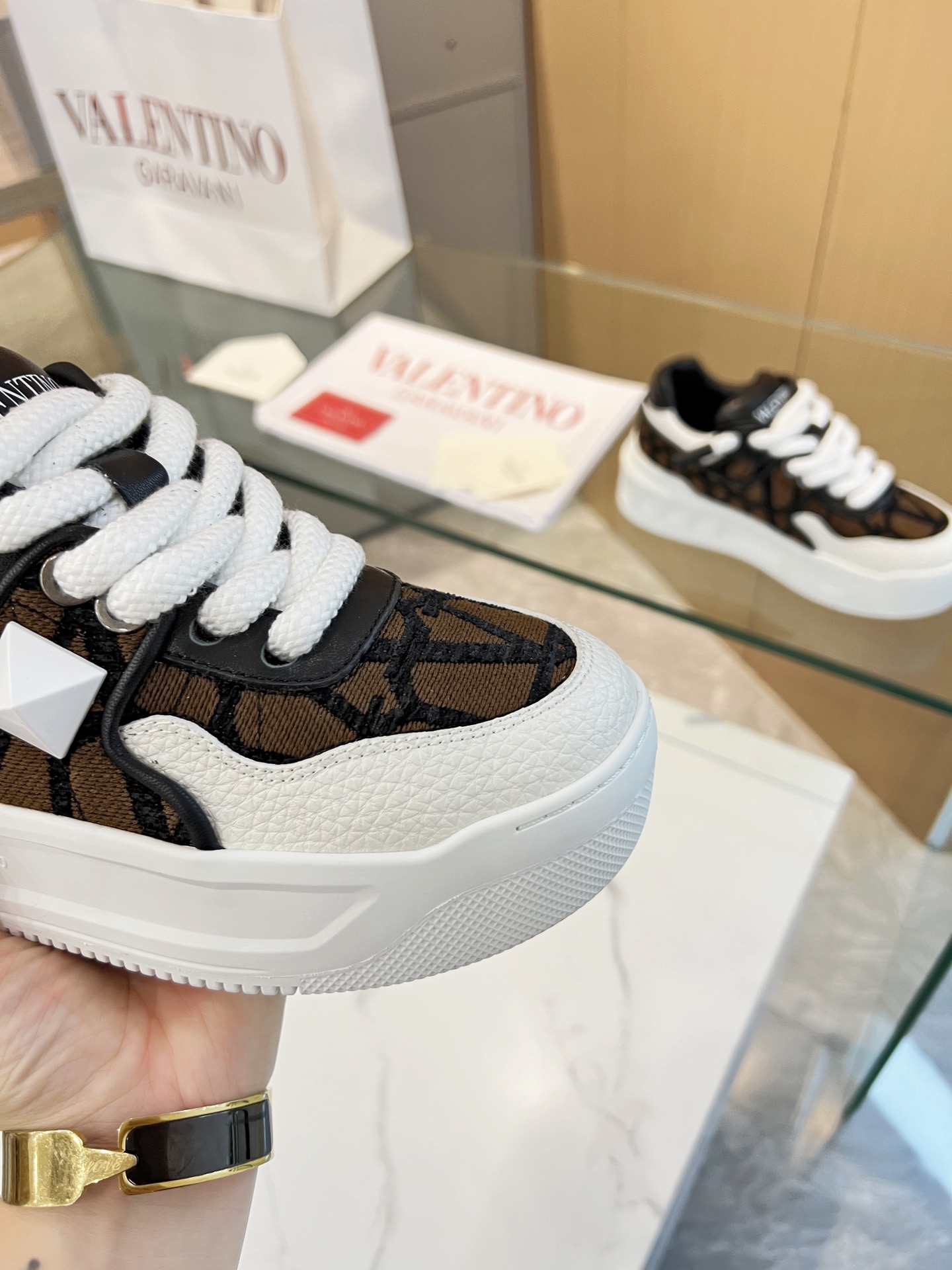 𝑽𝒂𝒍𝒆𝒏𝒕𝒊𝒏𝒐 Valentino 𝑶𝒏𝒆𝑺𝒕𝒖𝒅 Colección de zapatillas para parejas Valentino New Coupl