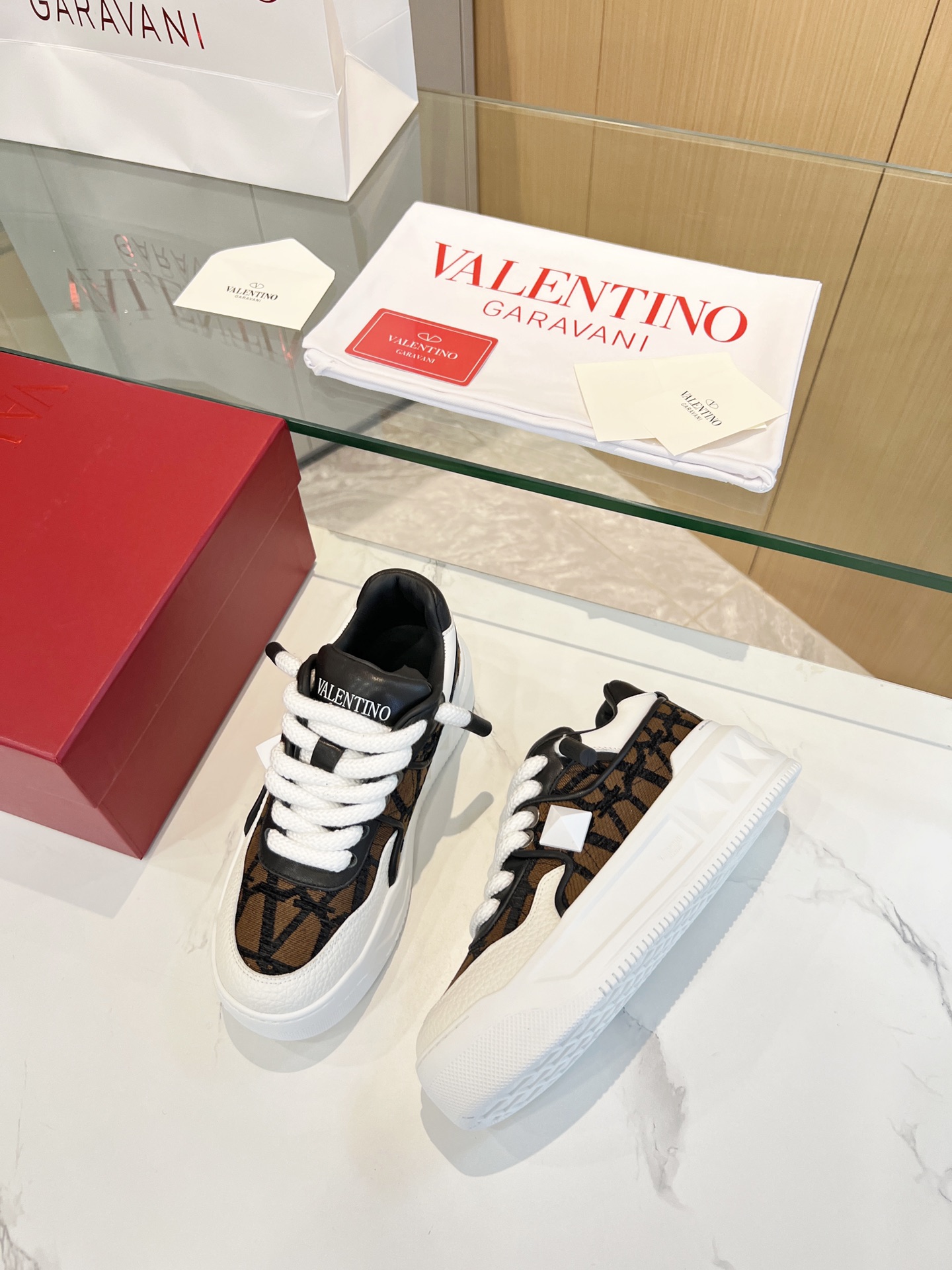 𝑽𝒂𝒍𝒆𝒏𝒕𝒊𝒏𝒐 Valentino 𝑶𝒏𝒆𝑺𝒕𝒖𝒅 Colección de zapatillas para parejas Valentino New Coupl