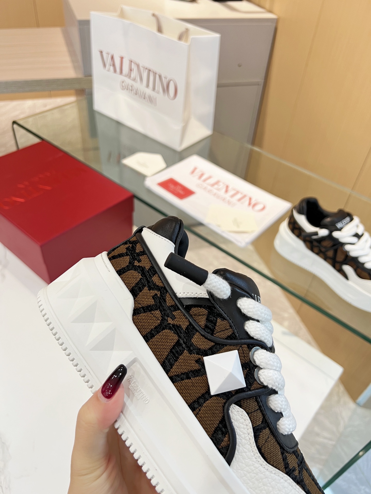 𝑽𝒂𝒍𝒆𝒏𝒕𝒊𝒏𝒐 Valentino 𝑶𝒏𝒆𝑺𝒕𝒖𝒅 Colección de zapatillas para parejas Valentino New Coupl