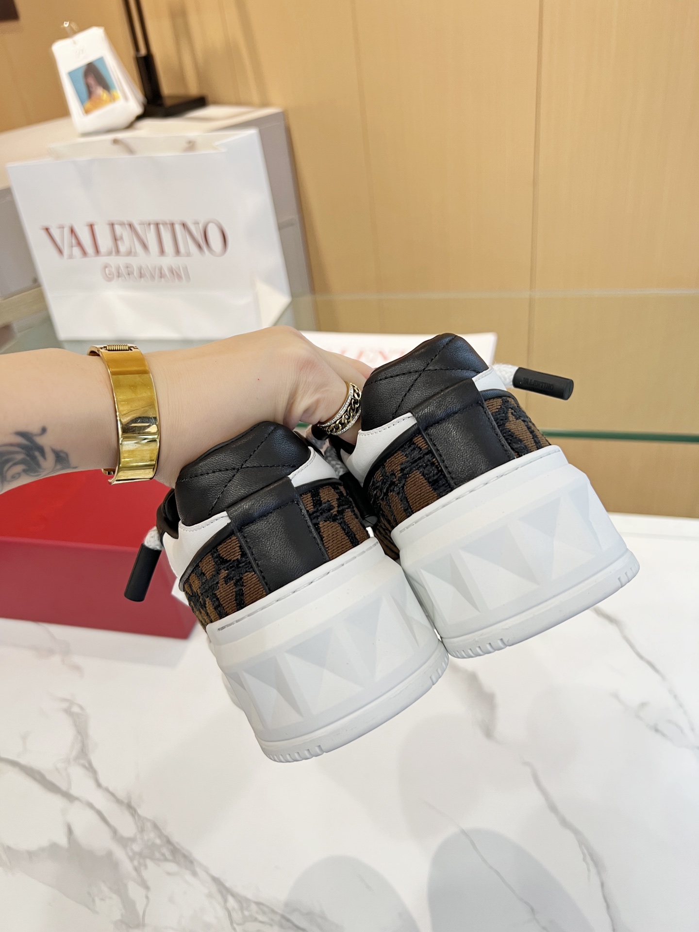 𝑽𝒂𝒍𝒆𝒏𝒕𝒊𝒏𝒐 Valentino 𝑶𝒏𝒆𝑺𝒕𝒖𝒅 Colección de zapatillas para parejas Valentino New Coupl