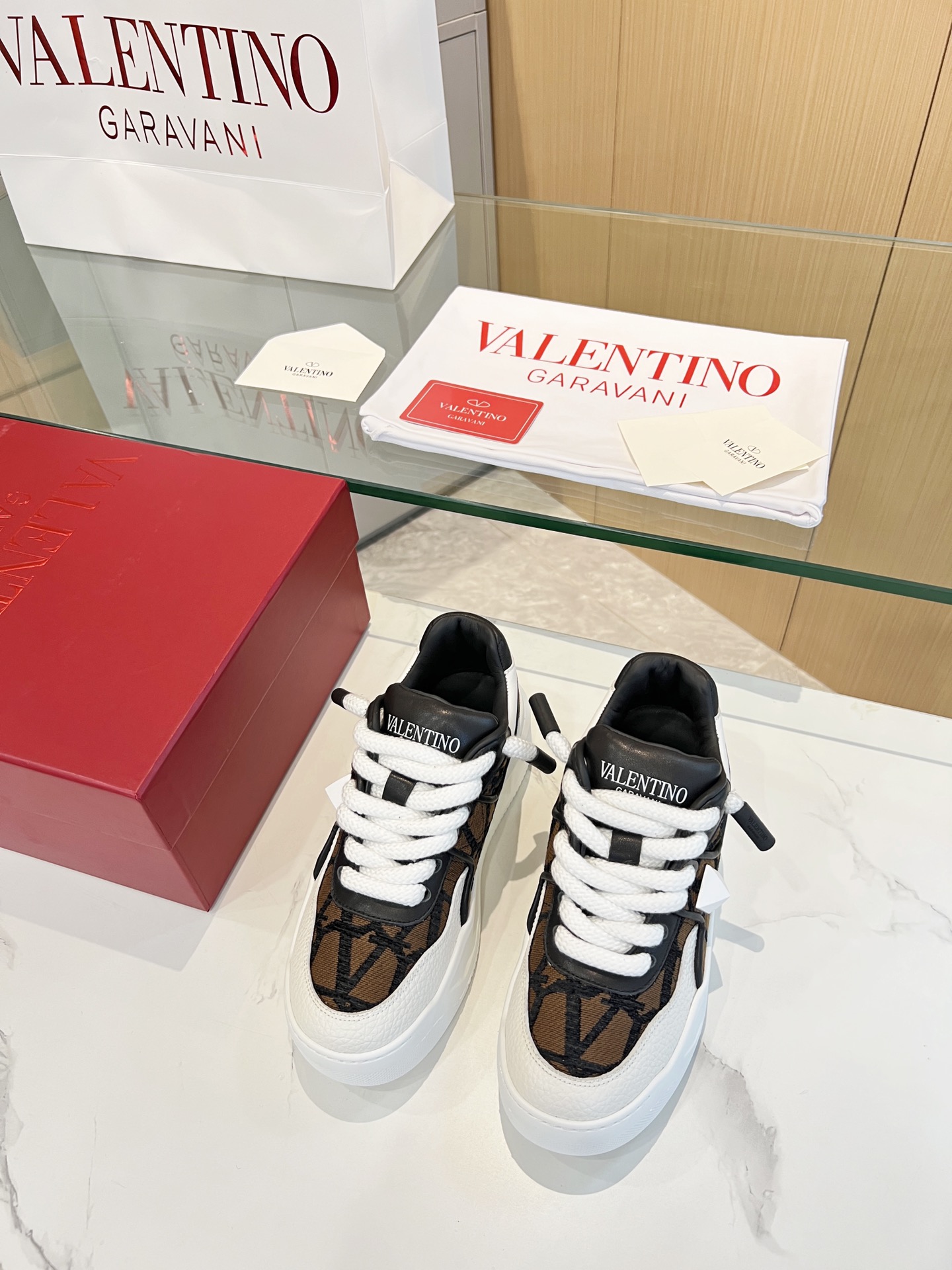 𝑽𝒂𝒍𝒆𝒏𝒕𝒊𝒏𝒐 Valentino 𝑶𝒏𝒆𝑺𝒕𝒖𝒅 Colección de zapatillas para parejas Valentino New Coupl