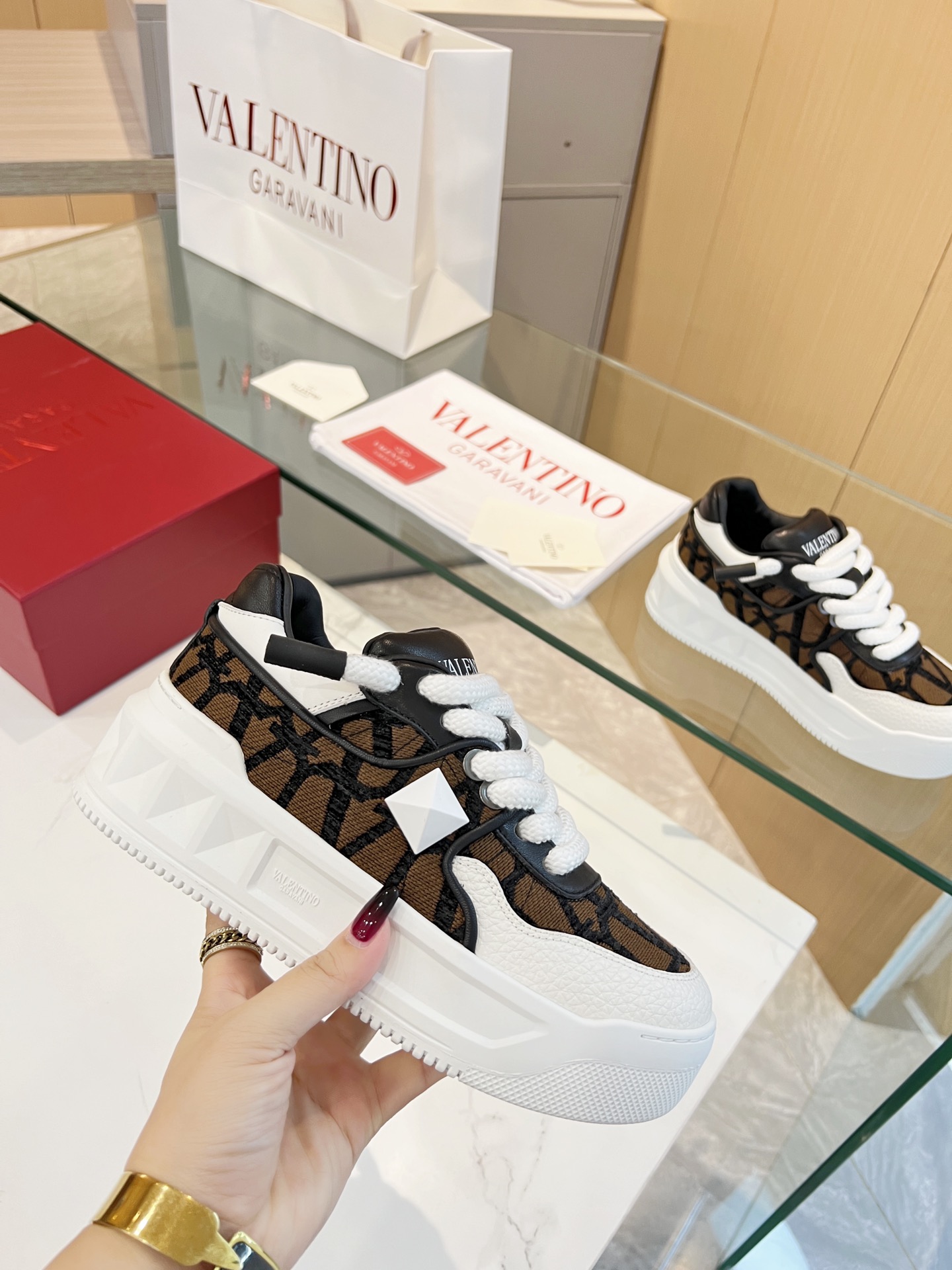 𝑽𝒂𝒍𝒆𝒏𝒕𝒊𝒏𝒐 Valentino 𝑶𝒏𝒆𝑺𝒕𝒖𝒅 Colección de zapatillas para parejas Valentino New Coupl