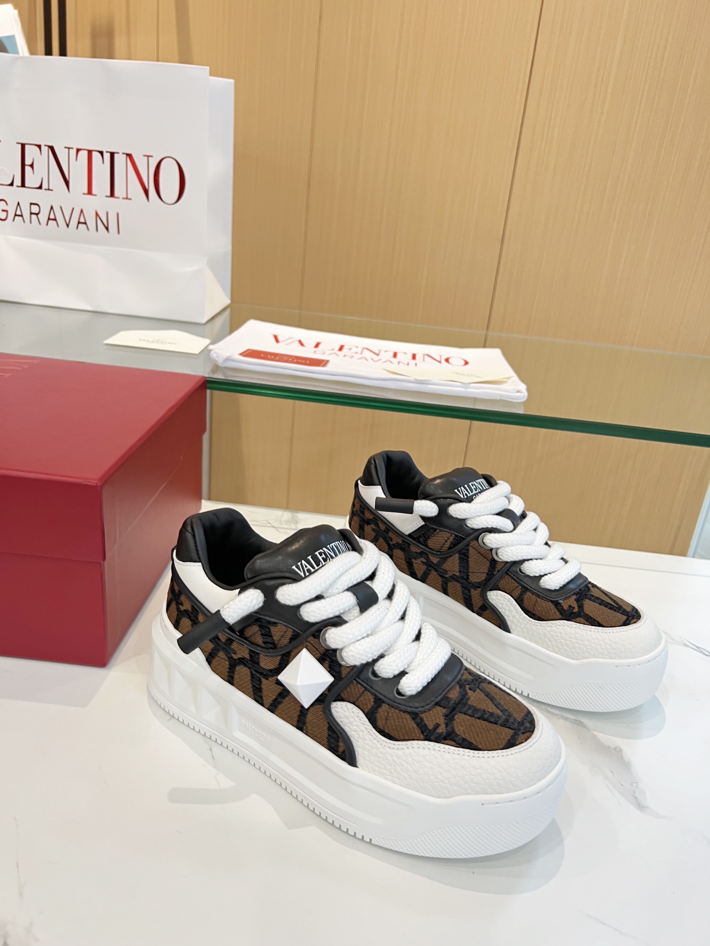 𝑽𝒂𝒍𝒆𝒏𝒕𝒊𝒏𝒐 Valentino 𝑶𝒏𝒆𝑺𝒕𝒖𝒅 Colección de zapatillas para parejas Valentino New Coupl