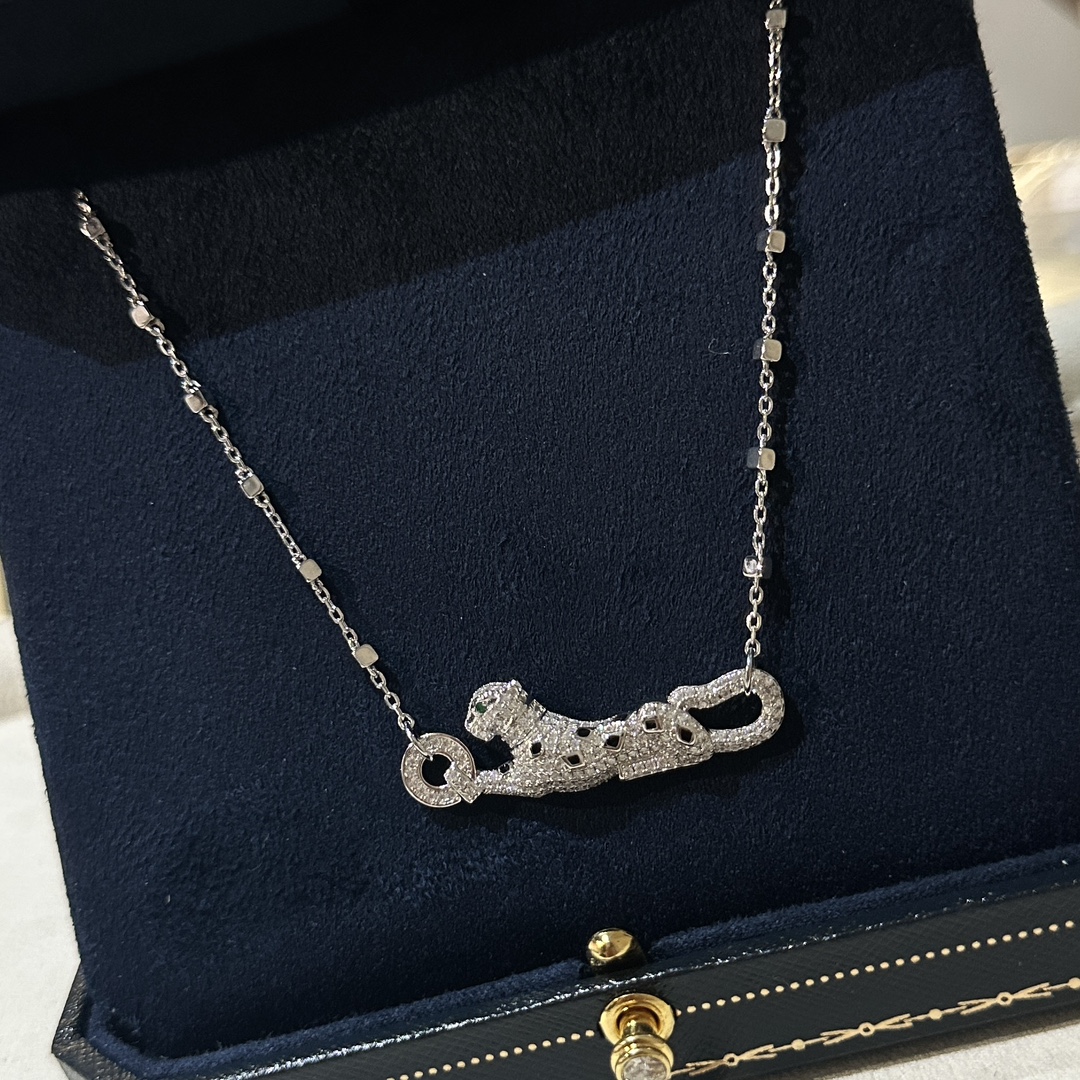 NO:105528,Kajia Leopard Full Diamond Necklace Shipping Classic aristocratic style, luxurious full Diamond Full Diamond Design Exclusive Real Shot, Heavy Industry Creation, Perfect Replica Imported Material Electroplating 18k Gold!  Paired with emerald leopard eyes, make the leopard look more moving and domineering, the goddess must have platinum gold, electroplated thick gold, necklace, jewelry quality, necklace19860909卡家 豹子 满钻 项链出货 经典贵族范儿、奢华满钻抚媚豹子设计 独家实拍 重工打造 完美复刻 进口材质电镀18k金！搭配祖母绿豹眼 使豹子神态更加动人霸气满钻豹身女神必备 铂金色 电镀厚金 项链,饰品精品,necklace,Jewelry