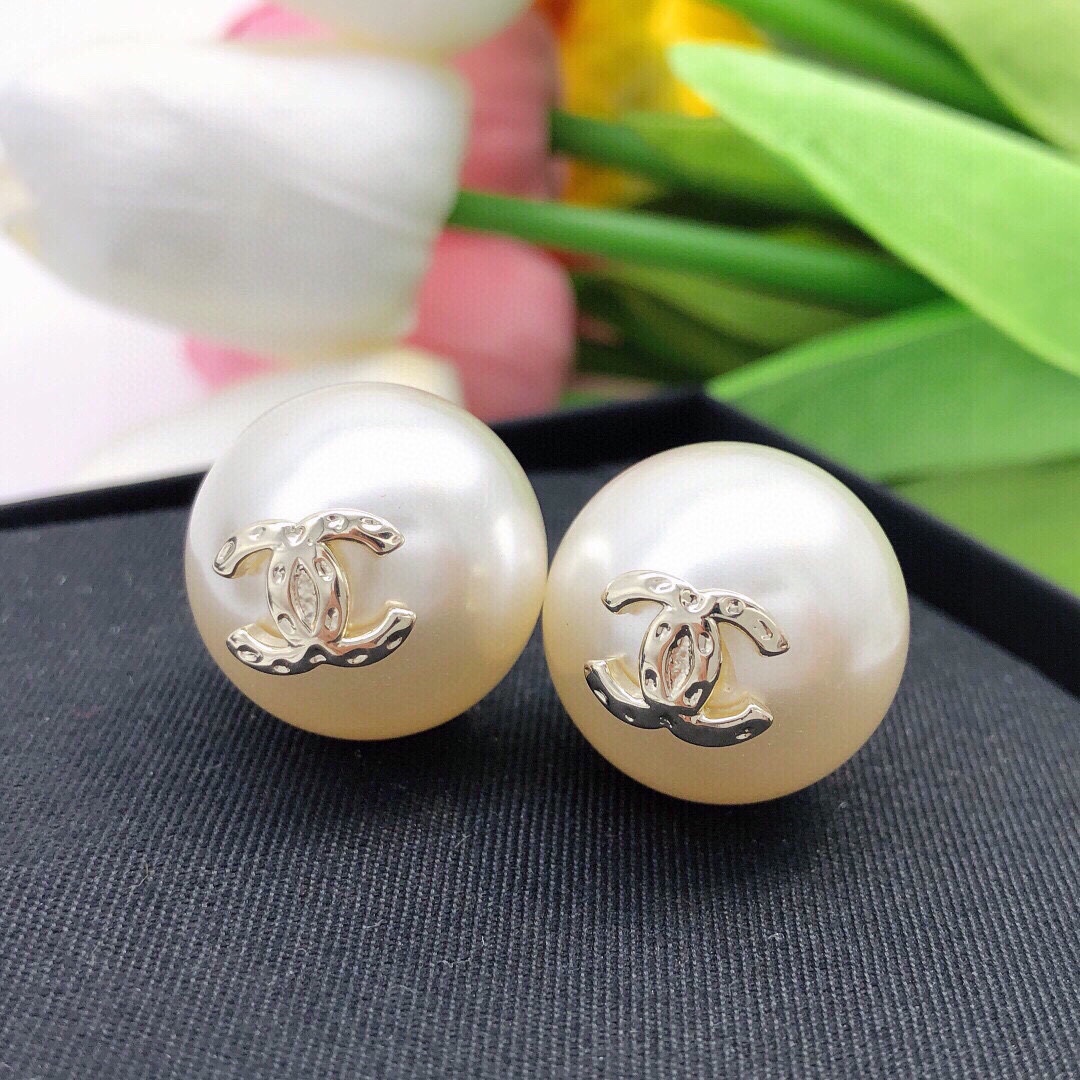 NO:105324,No. XED0267 Xiaoxiang Meimei pearl style pearl spherical celebrity style Double C-edged earrings Round big shell beads No matter how to wear it, 925 sterling silver needle Material flashing temperament versatile, jewelry quality, pure silver19860909编号XED0267 小香 美美珍珠风 珍珠圆球形名媛范 双C包边耳钉 圆润大贝珠 怎么带都美 925纯银针 材质 爆闪 气质 百搭,饰品精品,pure silver,Jewelry