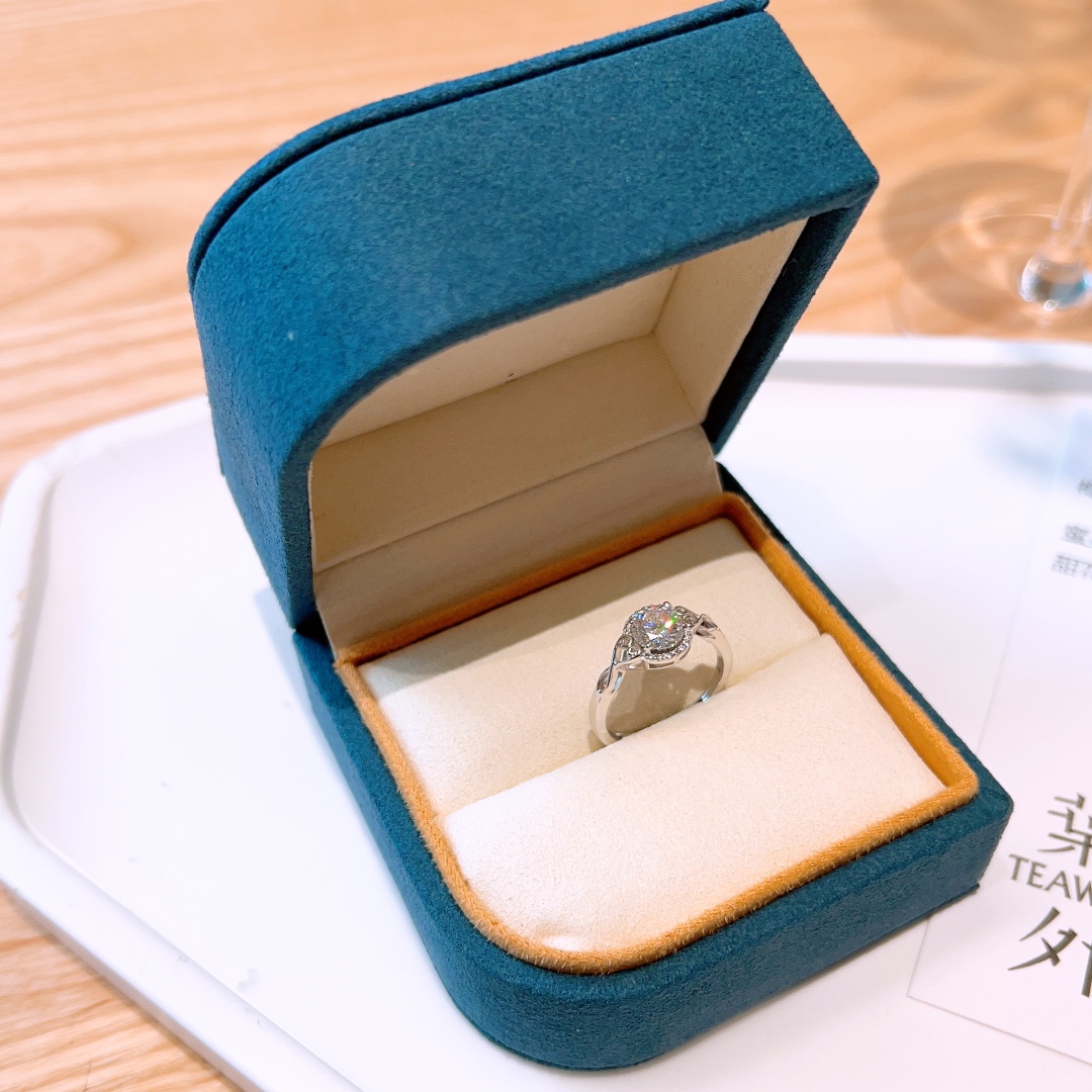 Hypoallergenic Silver Moissanite Ring Elegant Birthday Gold