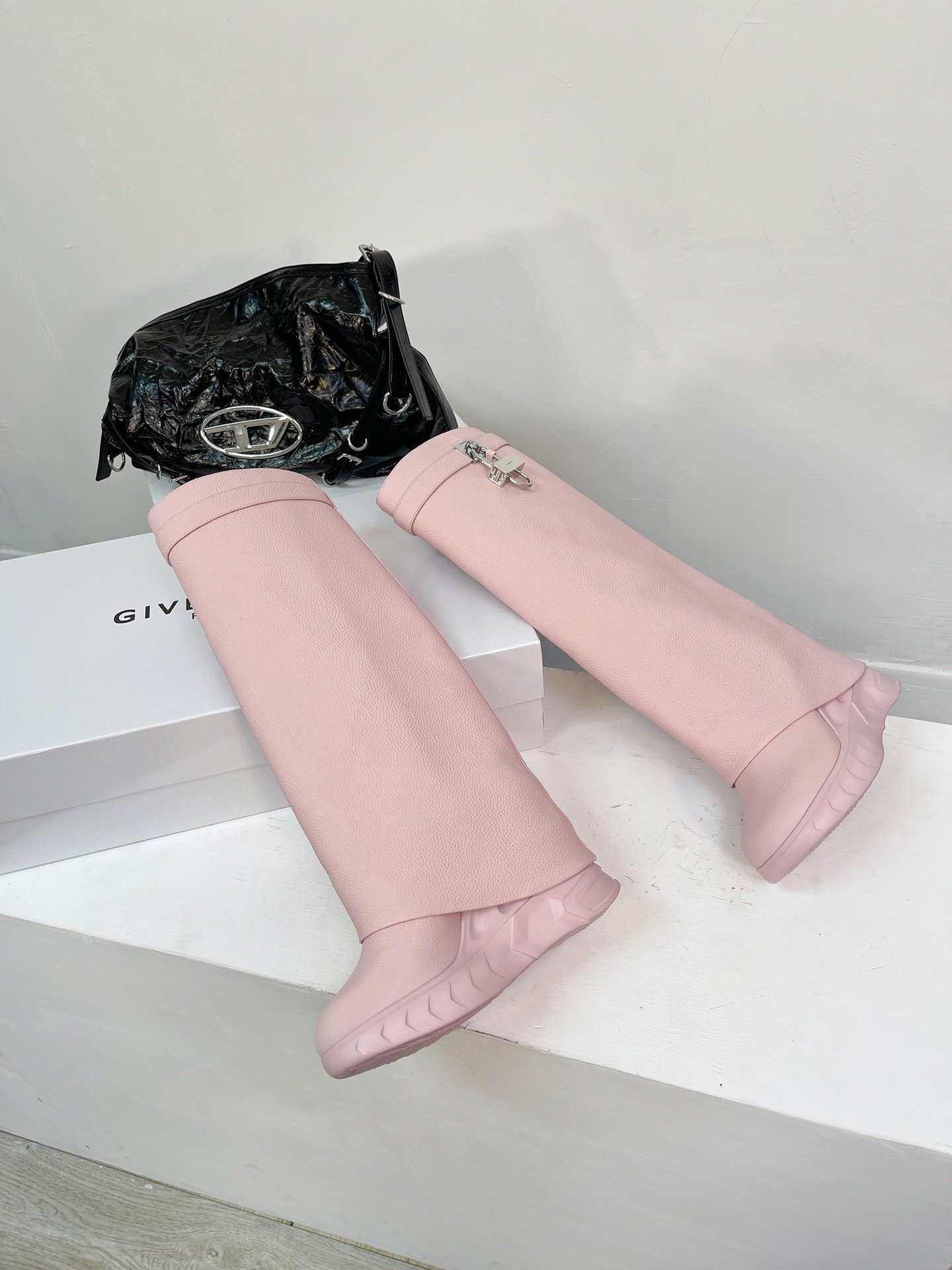 Givench*徽标皮质裸靴女明星都