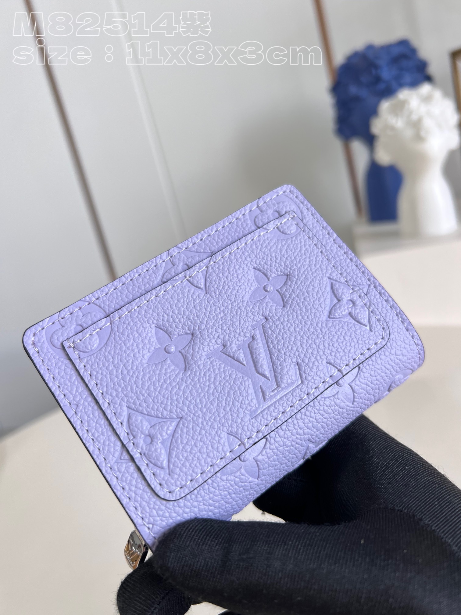 NO:400572,【Exclusive real photo M82514 purple】This Cléa wallet is made of Monogram Empreinte soft grain cowhide, embellished with a unique Monogram embossed pattern. It has a stylish design, exquisite and compact yet spacious capacity, and is decorated with an outer patch pocket, zippered coin bag, banknote compartment and six credit card mezzanines. 11 x 8.5 x 3.5 cm (width x height x depth) C.320, LV [original leather], louis vuitton, cowhide19860909【独家实拍 M82514紫】這款Cléa錢包以Monogram Empreinte柔軟粒面牛皮製成,綴以誌性的Monogram壓花圖案,設計時尚,精緻小巧卻容量寬敞,綴有一個外貼袋、拉鏈零錢袋、紙幣隔層及六個信用卡夾層.11 x 8.5 x 3.5厘米（宽 x 高 x 深）C.320,LV【原厂皮】,louis vuitton,cowhide,Bag
