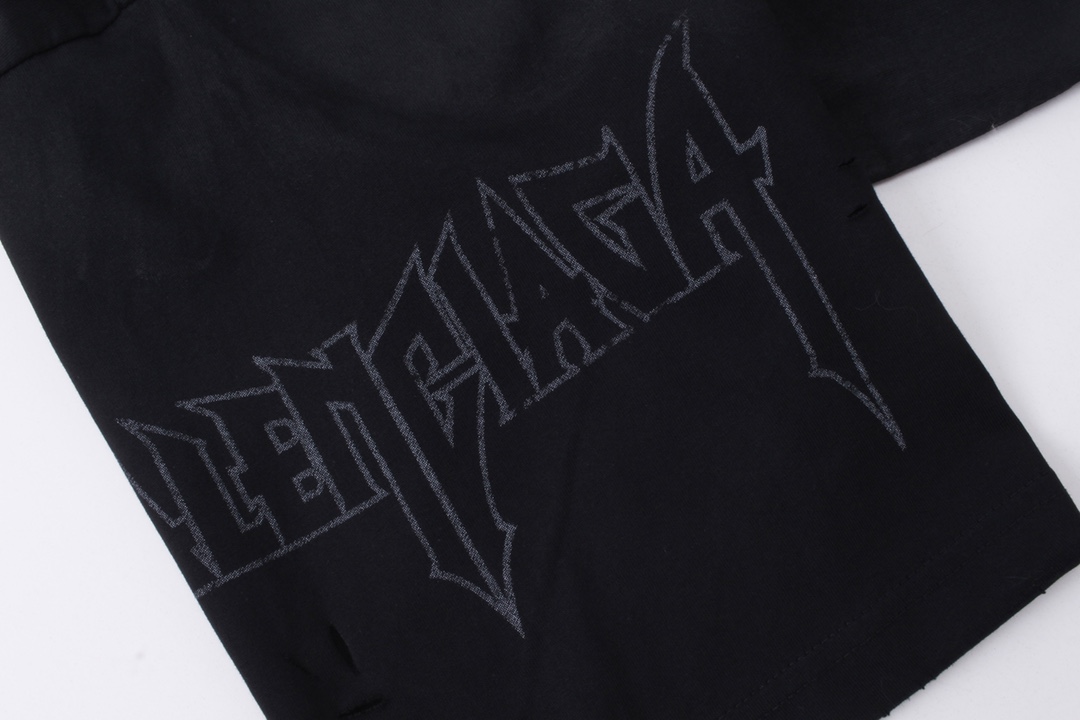 Balenciaga Camiseta Estampada Torre Eiffel Invertida, Diseño Lavado y Destruido 7 i1691581897 8267 5