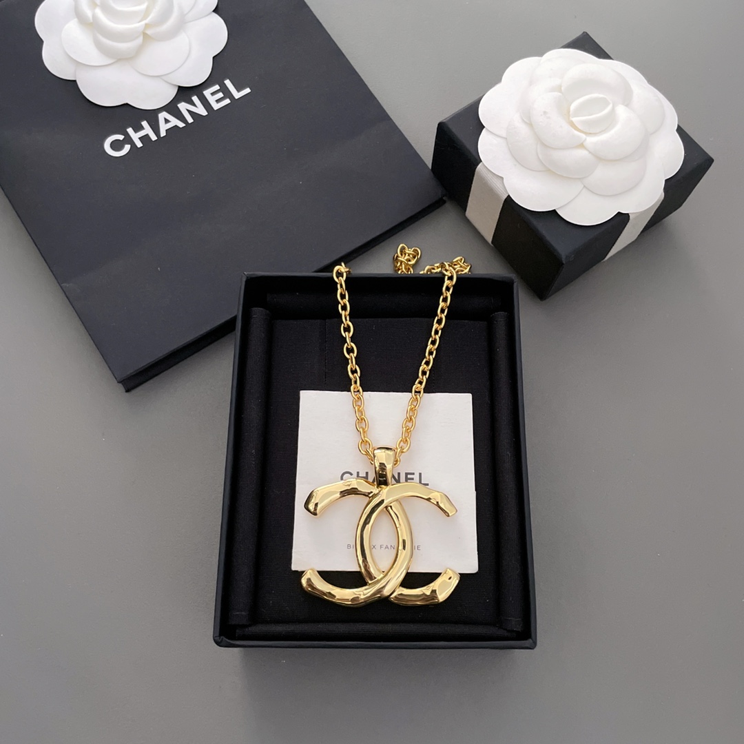 NO:766019,88200 [Fragrant gold c necklace] Z, with a strong sense of retro luxury!  Love it so much!  Highly recommended!  'Fashion is fleeting, style lasts forever' This is the charm of Vintage!  The phrase 'come by chance but not by chance' is perfect for the Ch@nel Vintage series, which embodies a mature and timeless classic charm. So, when I encounter a vintage style that I like, I will definitely collect it without saying a word. Moreover, just like an investment, a vintage that has steadily appreciated in value is so worth owning.  ,,necklace,Cardia high-end jewelry1986090988200【香大金c项链】Z ,浓浓的复古高级感！太爱啦！非常推荐！“流行稍纵即逝,风格永存”这就是Vintage的魅力！可遇而不可求这句话用在Ch@nel Vintage系列上是再合适不过了,体现出的是一种成熟的、历时不变的经典魅力,So,一般遇到我喜欢的Vintage款式,二话不说,绝对会收藏,而且,就像投资一样,稳健升值的Vintage,你太值得拥有了[机智][机智][机智]这样一股浓烈的复古风,在现在看来确是特别得赋有现代的时尚感！,,necklace,卡迪亚高端饰品,Jewelry