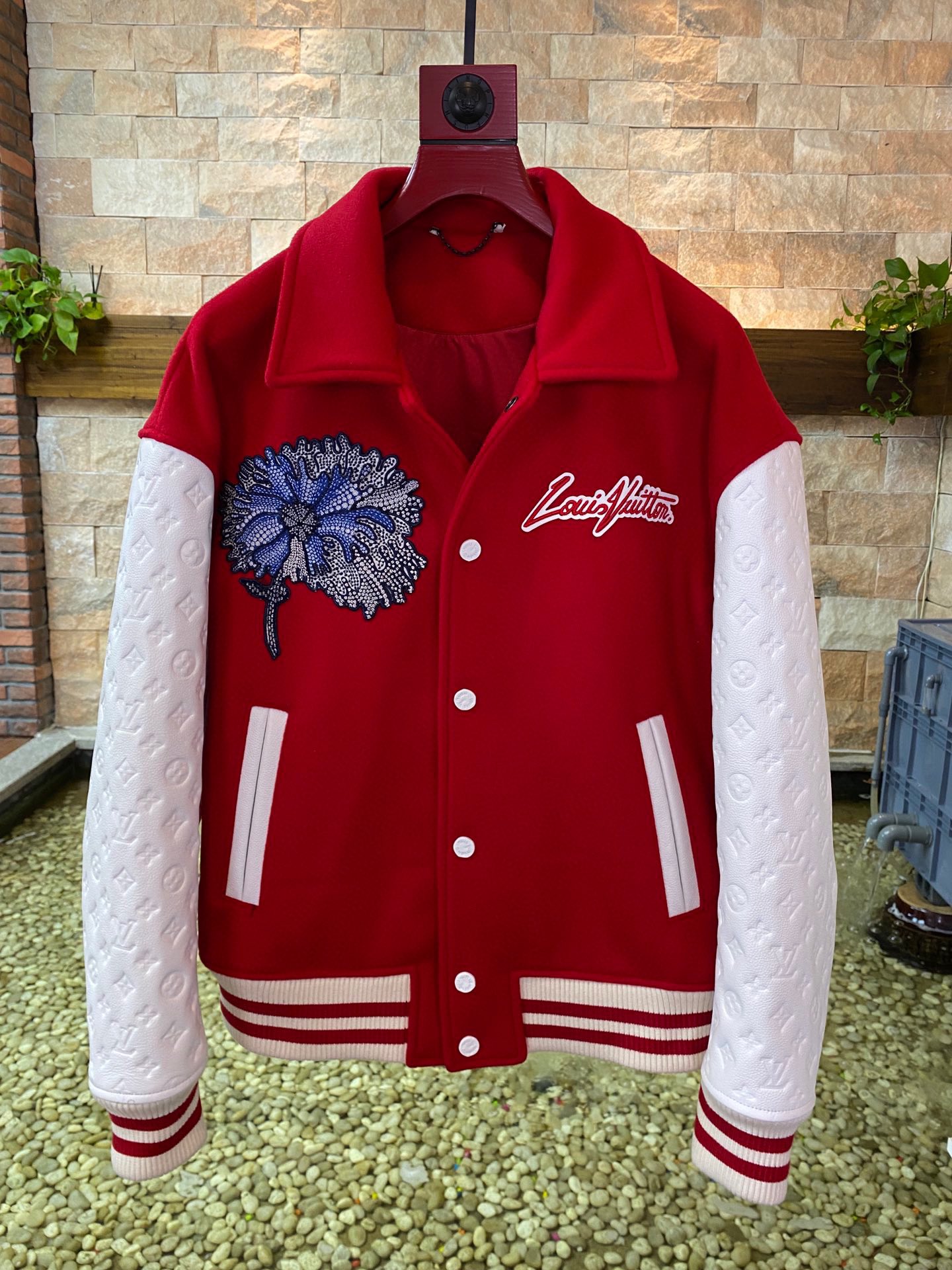 NO:785057,Autumn and winter new products are launched simultaneously at Hong Kong counters [Donkey House] Baseball uniform Yayoi Kusama co-branded new monogram embossed logo. First-layer cowhide material. The texture is full of top quality. Don’t compare with low-end products in the market. Welcome to the counter to compare and inspect real photos. Recommended popular styles for men and women. Code number: 46--58 coding:, Louis Vuitton-clothing, louis vuitton, louis vuitton, louis vuitton, cowhide,19860909秋冬新品上市香港专柜同步【驴家】棒球服 草间弥生 联名新款 monogram压纹Logo 头层牛皮材质 质感满满顶级品质 ,不要拿市场低端产品对比,欢迎专柜对比验货实拍,男女同款爆款推荐. 码数46——-58编码:,路易威登-服装,louis vuitton,louis vuitton,louis vuitton,cowhide,,Women's clothing