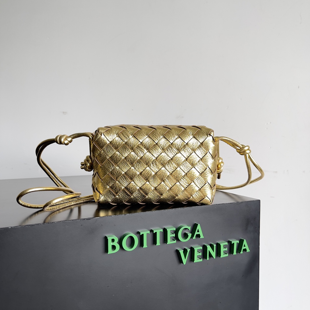 NO:769065,May Day special price, model number 680254, size 17*10*6cm, color gold, special price, flash sale19860909五一特价 款号680254 尺寸17*10*6cm 颜色金色,特价秒杀,Bag