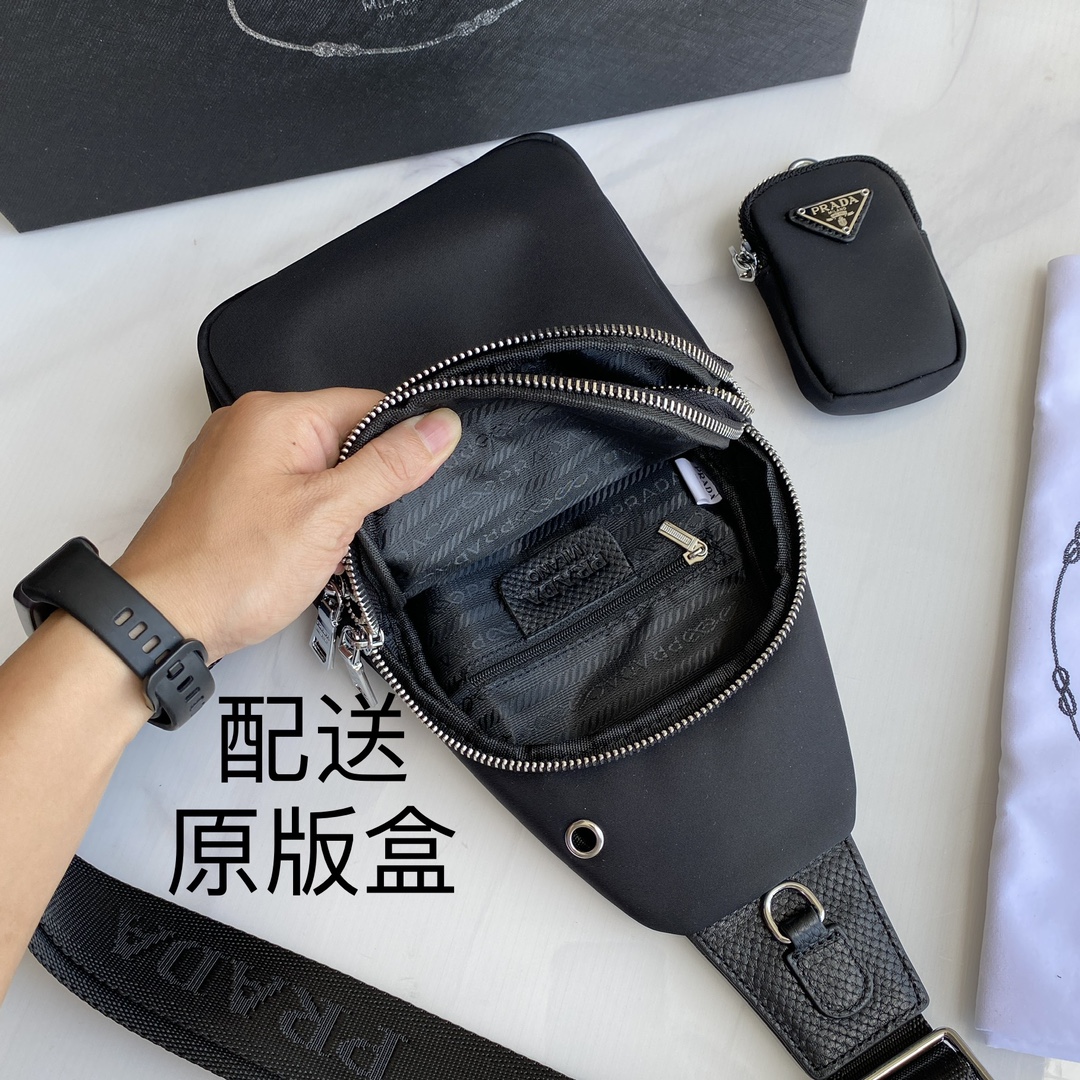 Prada 配送 包装盒最新款式 男士胸包 采用进口尼龙布材质轻便 舒适 质感柔滑