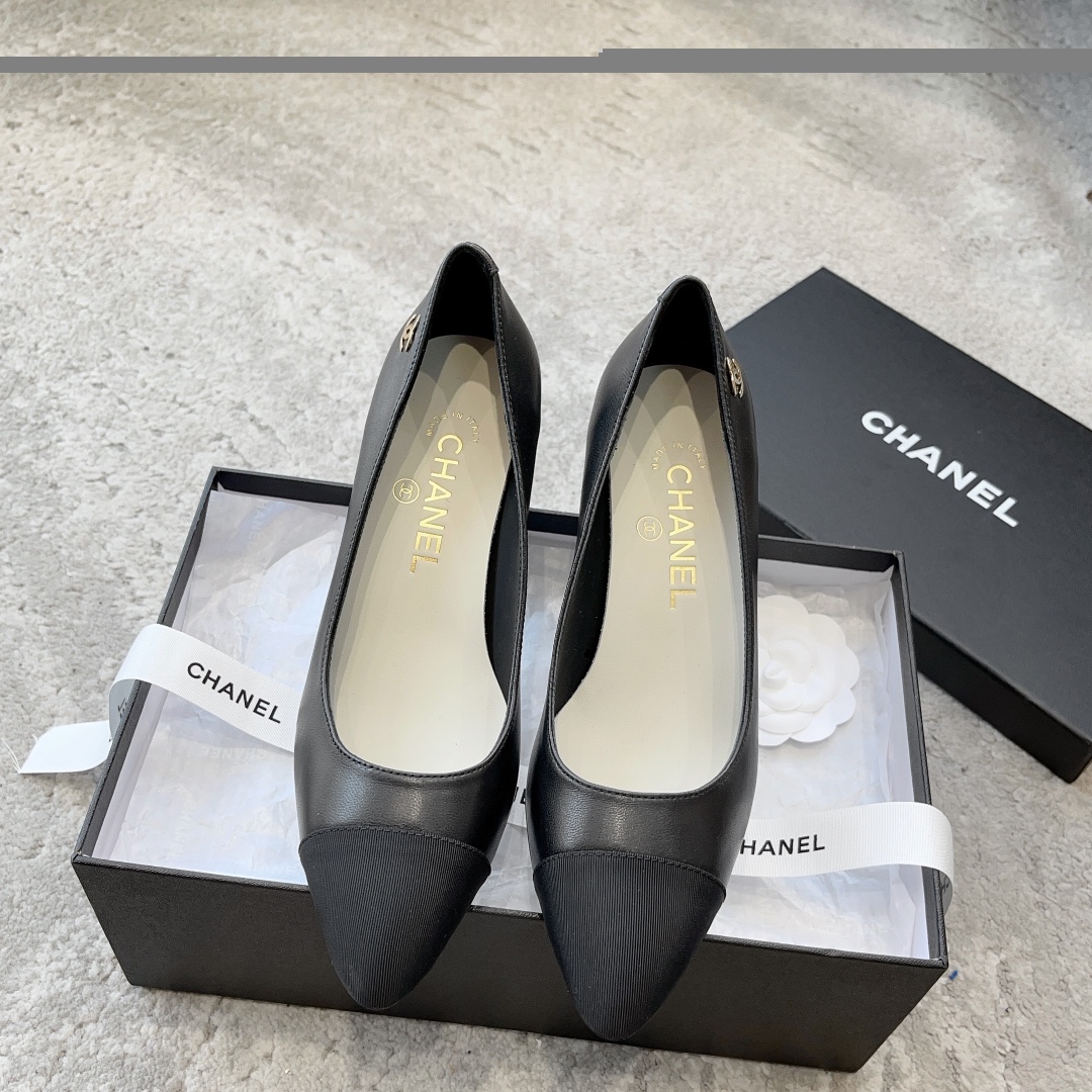 CHANEL Mary Jane сандалии подиумная модель подкладка из овечьей кожи подошва из натуральной итальянской кожи подчеркивает белизну кожи и добавляет элегантности