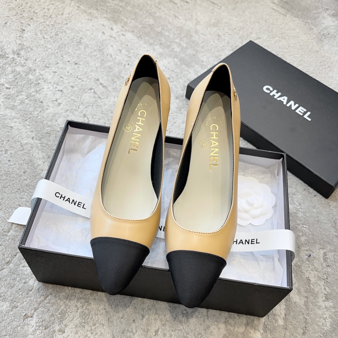 CHANEL Mary Jane сандалии подиумная модель подкладка из овечьей кожи подошва из натуральной итальянской кожи подчеркивает белизну кожи и добавляет элегантности