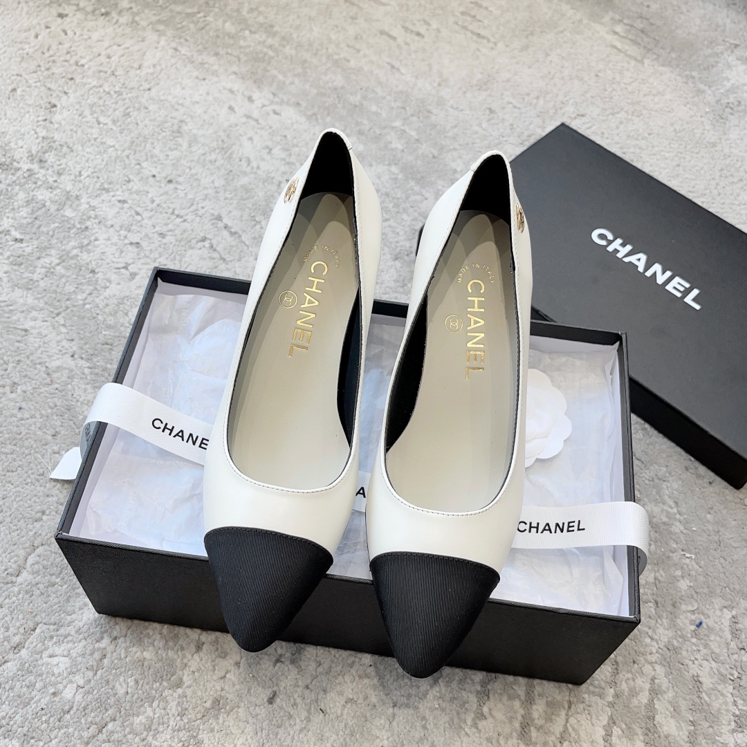 CHANEL Mary Jane сандалии подиумная модель подкладка из овечьей кожи подошва из натуральной итальянской кожи подчеркивает белизну кожи и добавляет элегантности
