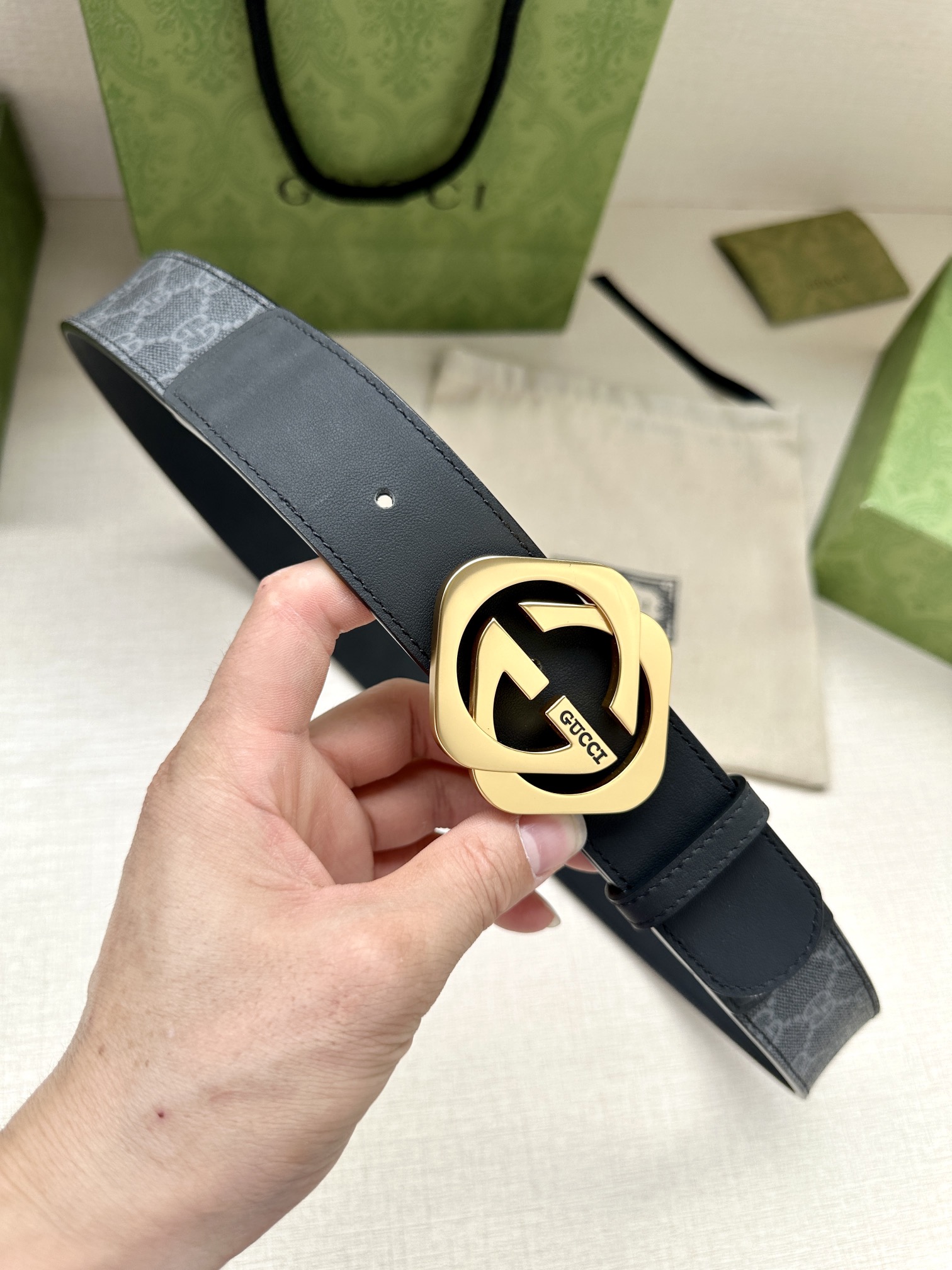 原单 。 宽度4.0cm gucci 这款腰带在品牌系列中惊艳亮相，采用以经典颜色/乌木色组合呈现的品牌双G字母交织图案，与选用头层牛皮材质相得益彰。双色五金效果，突显时尚造型。