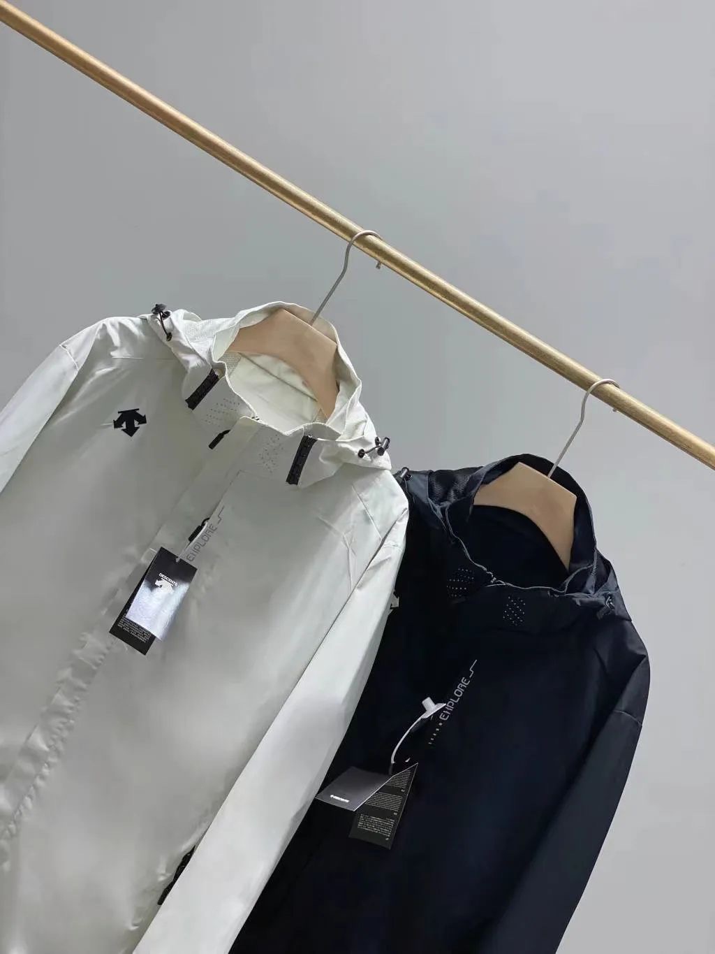 Windproof, Waterproof Coats for All Ages and Sizes with Stylish Design - 图片 2