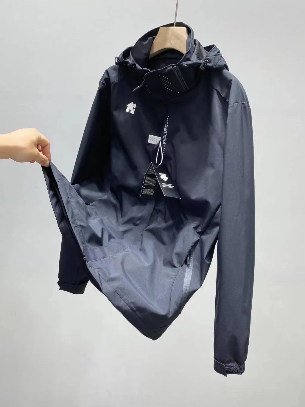 Windproof, Waterproof Coats for All Ages and Sizes with Stylish Design - 图片 4