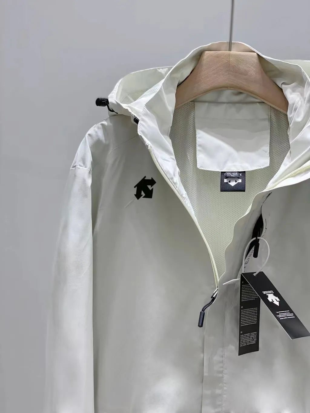 Windproof, Waterproof Coats for All Ages and Sizes with Stylish Design - 图片 5