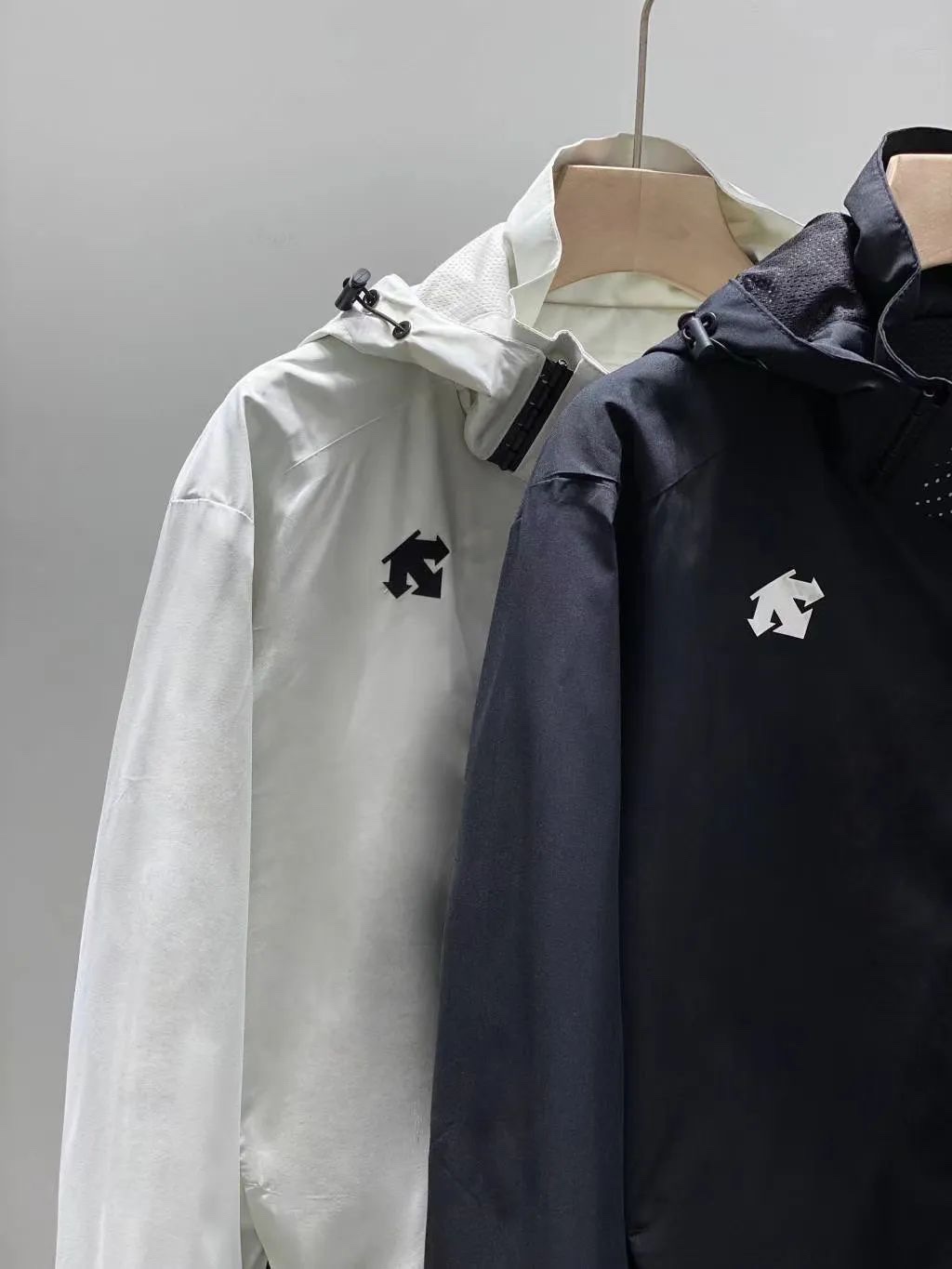 Windproof, Waterproof Coats for All Ages and Sizes with Stylish Design - 图片 3
