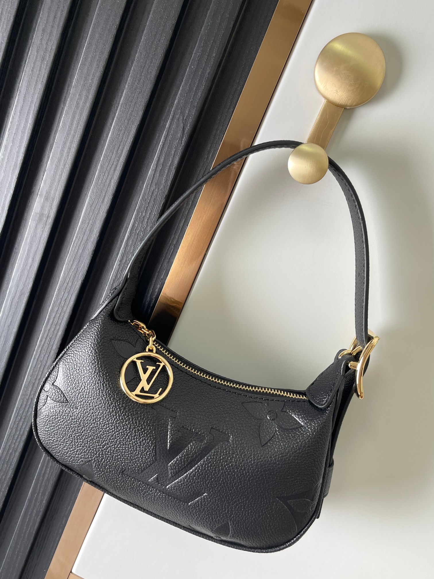 M82391 Bolso luna serie MINI MOON en piel negra