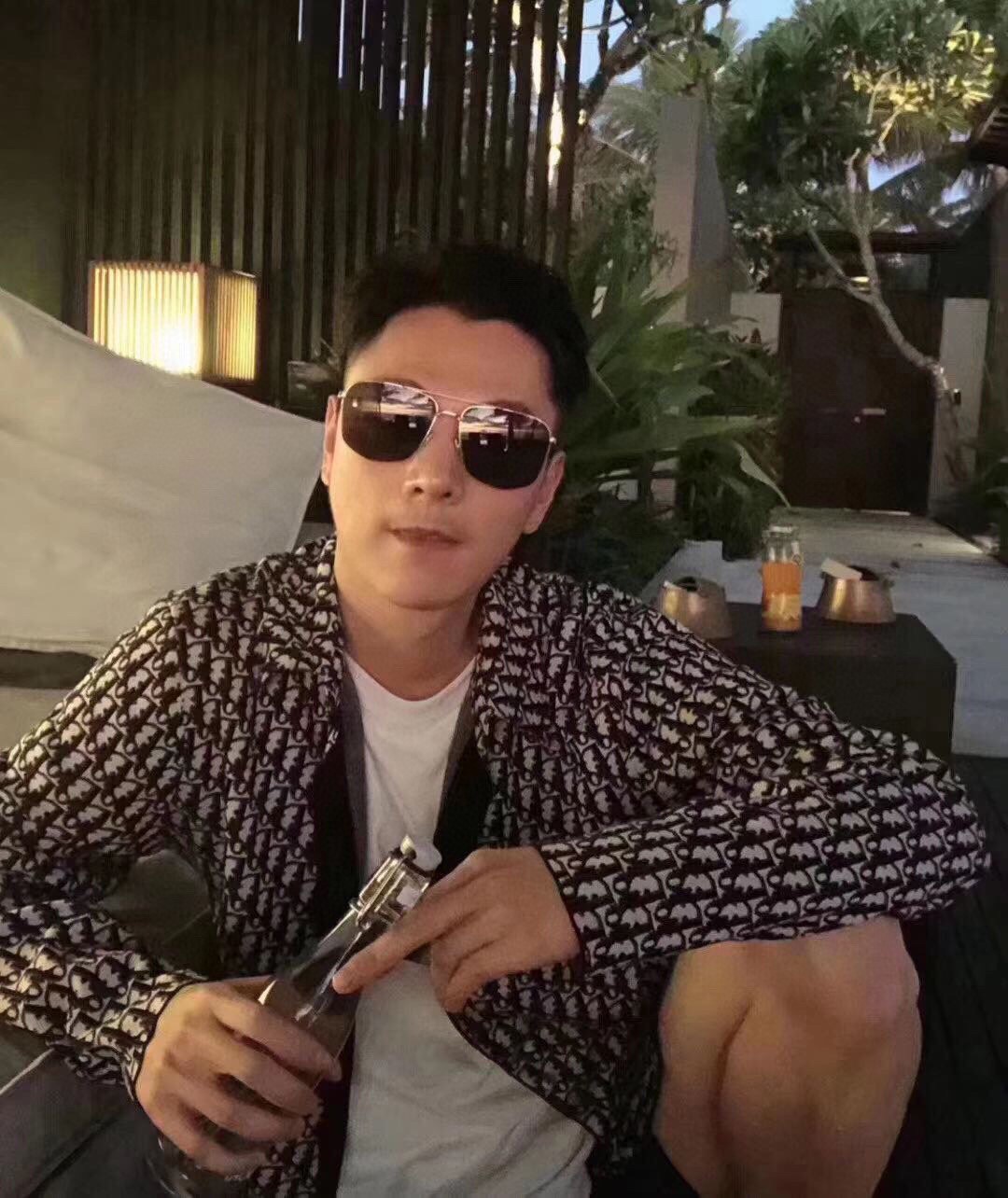 情侣款！！！难怪最近不够卖呢，原来明星小姐姐杨采钰在穿这款男生女生穿上都很飒👍👍！
