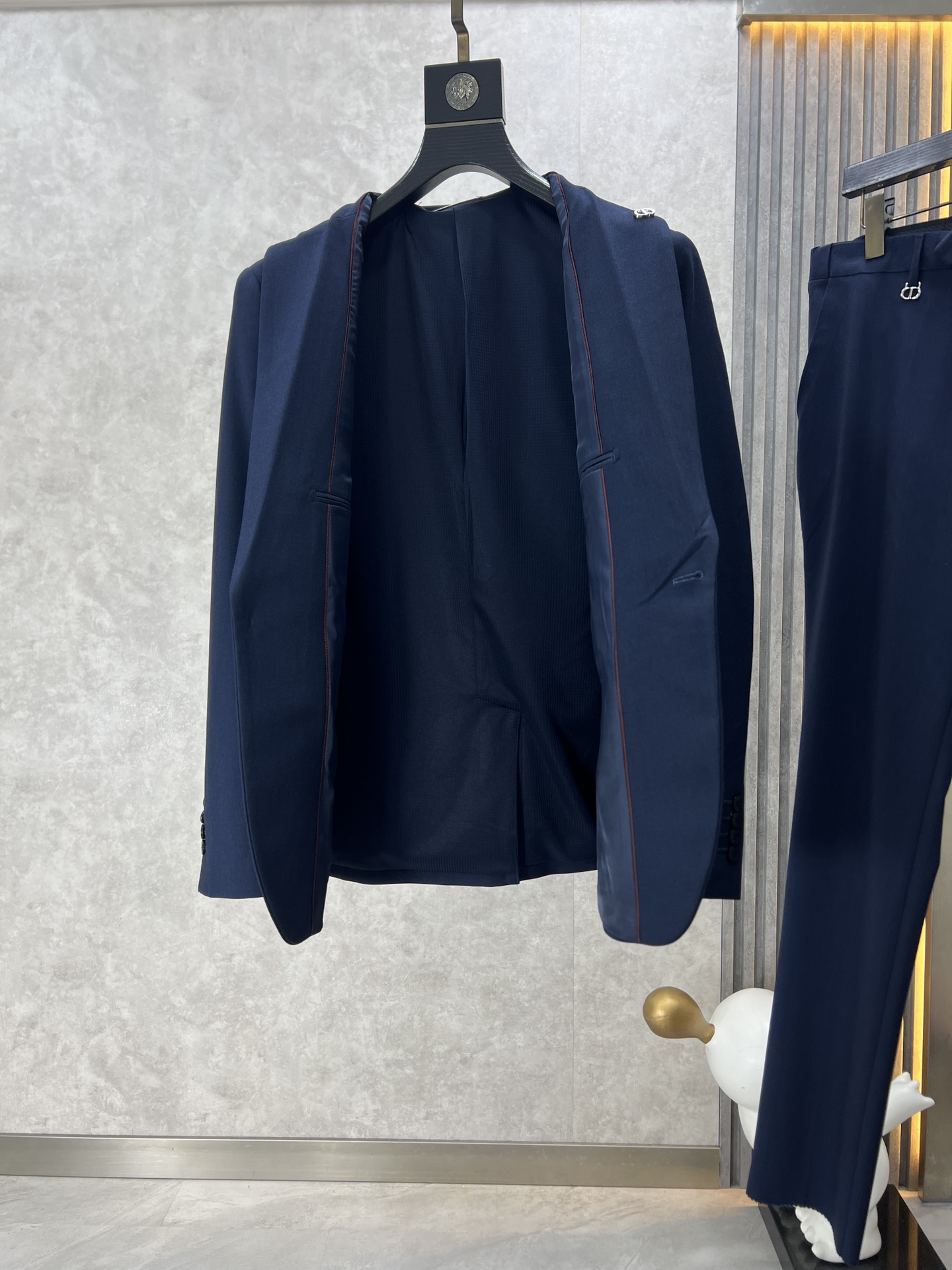 Dior迪奥秋冬新品休闲时尚原單西服套装品牌经典LOGO标记超级大方搭配内衬设计强调完美的线条将英伦低调