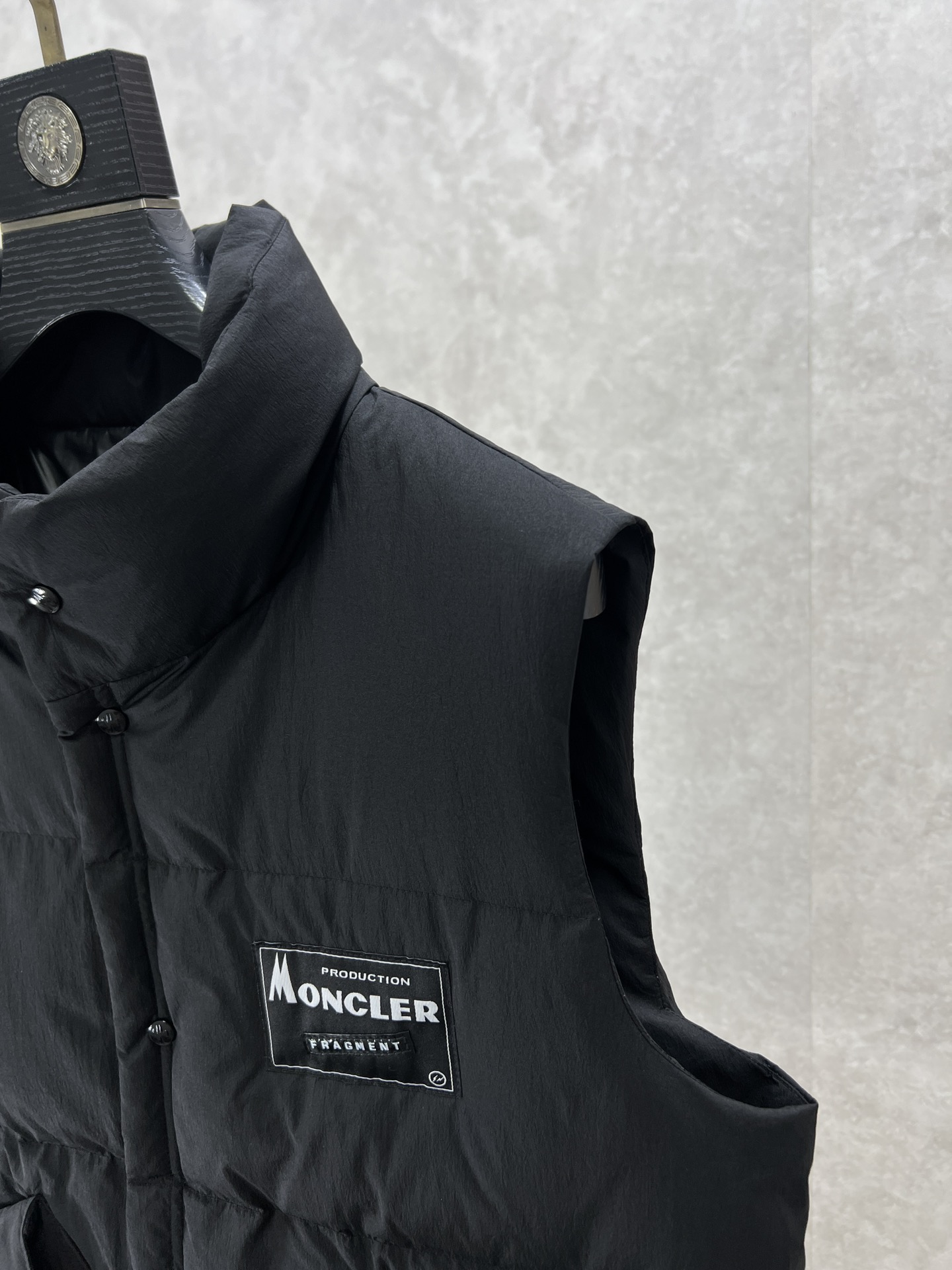， Moncler 蒙口 新款羽绒马甲无袖坎肩外套，细密的针脚，勾勒出的微微凹陷，构建整体的层次感。立领