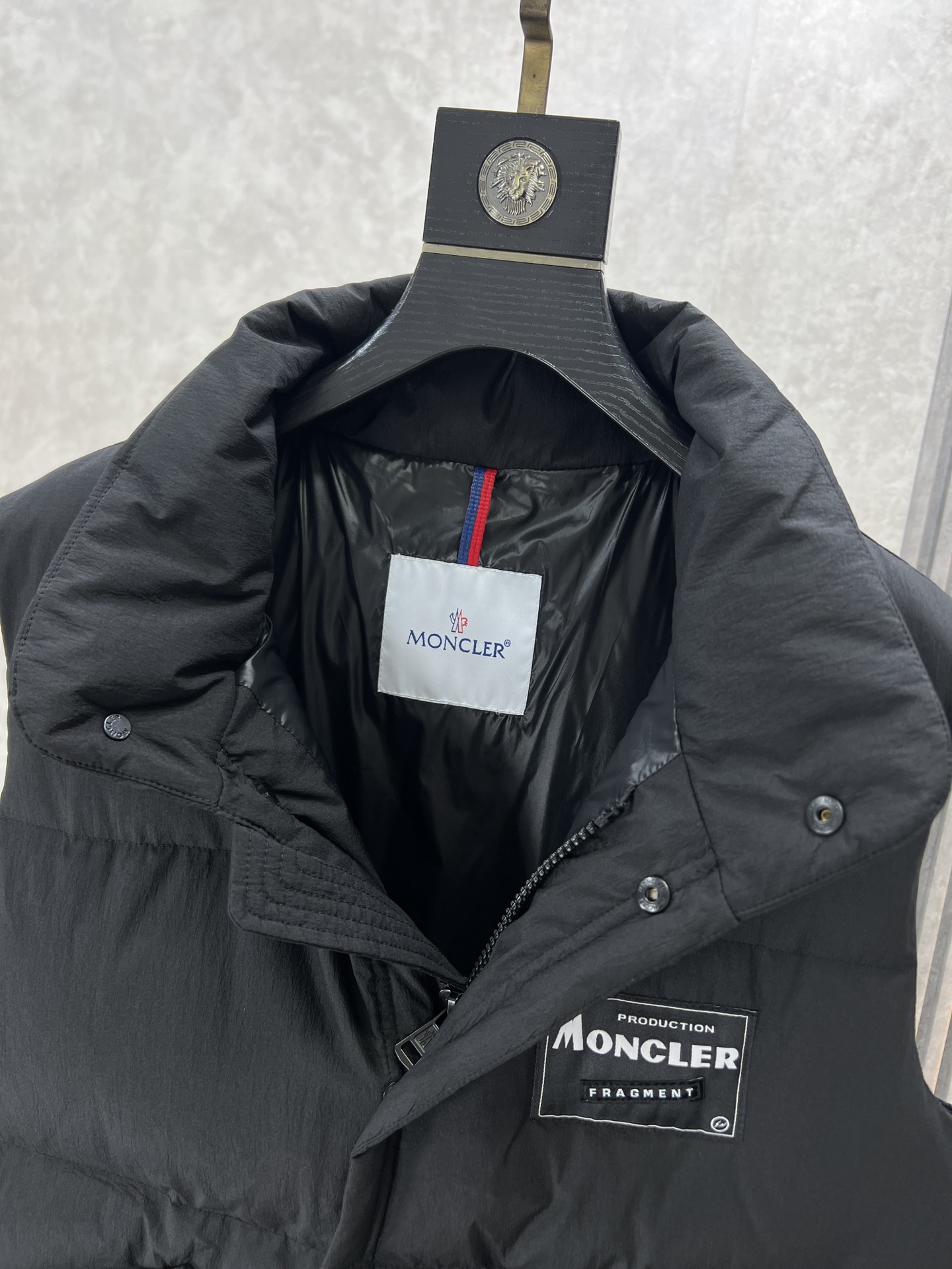 ， Moncler 蒙口 新款羽绒马甲无袖坎肩外套，细密的针脚，勾勒出的微微凹陷，构建整体的层次感。立领