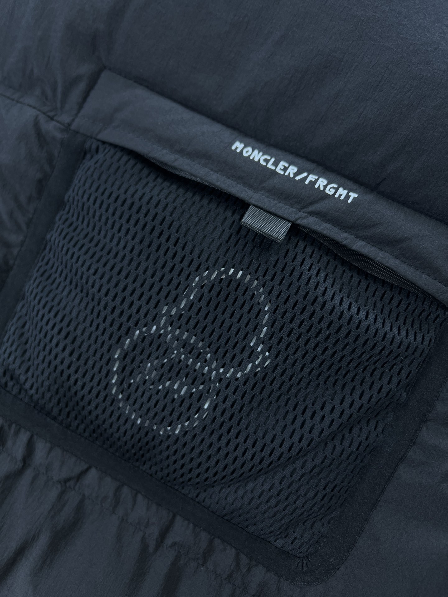 ， Moncler 蒙口 新款羽绒马甲无袖坎肩外套，细密的针脚，勾勒出的微微凹陷，构建整体的层次感。立领