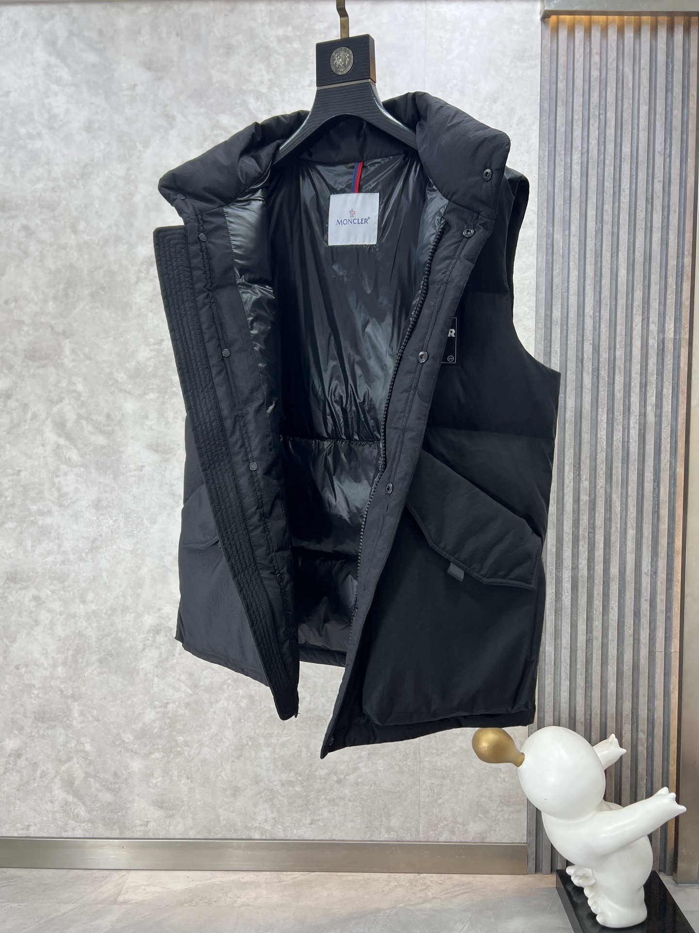 ， Moncler 蒙口 新款羽绒马甲无袖坎肩外套，细密的针脚，勾勒出的微微凹陷，构建整体的层次感。立领