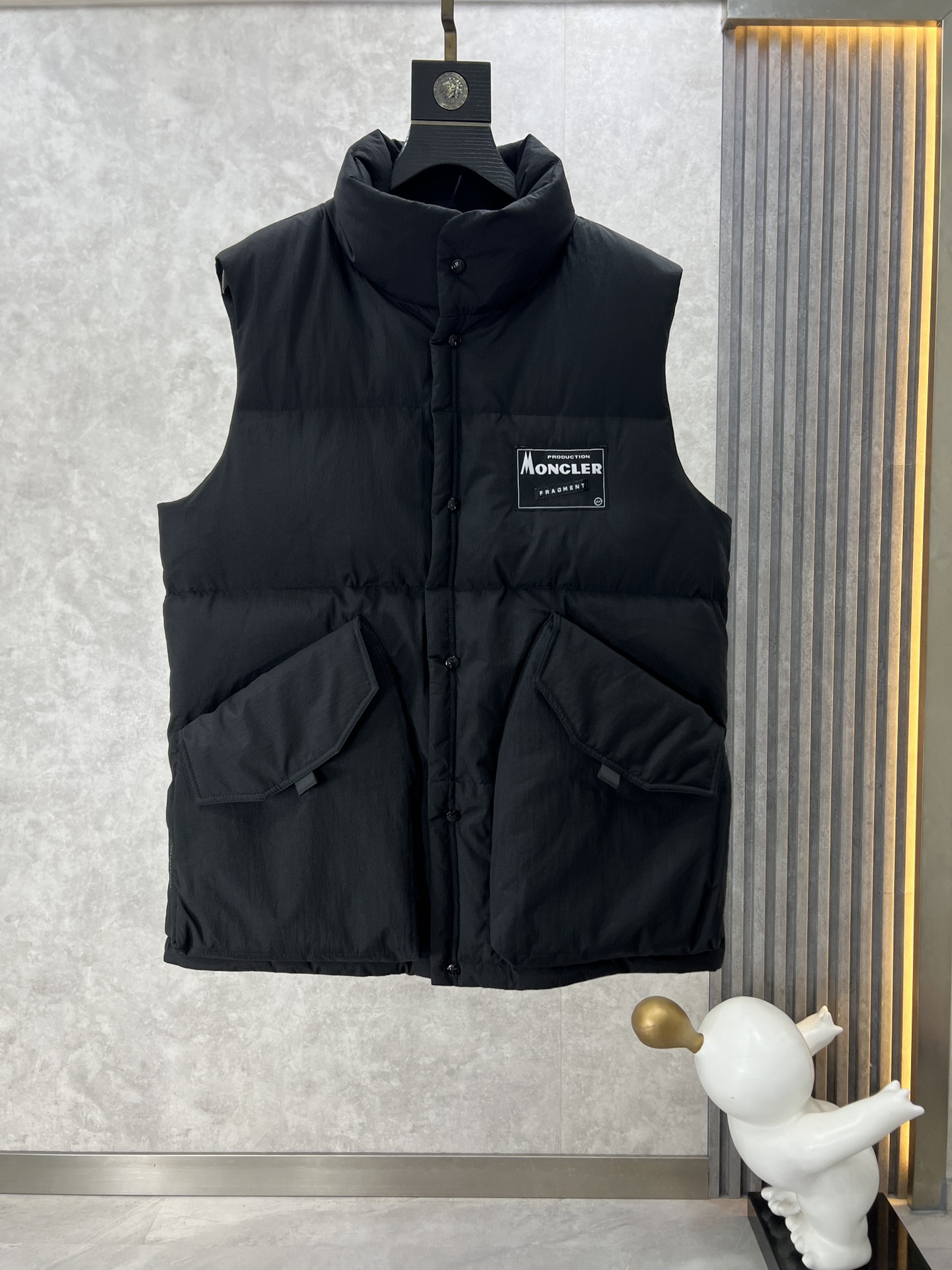 ， Moncler 蒙口 新款羽绒马甲无袖坎肩外套，细密的针脚，勾勒出的微微凹陷，构建整体的层次感。立领