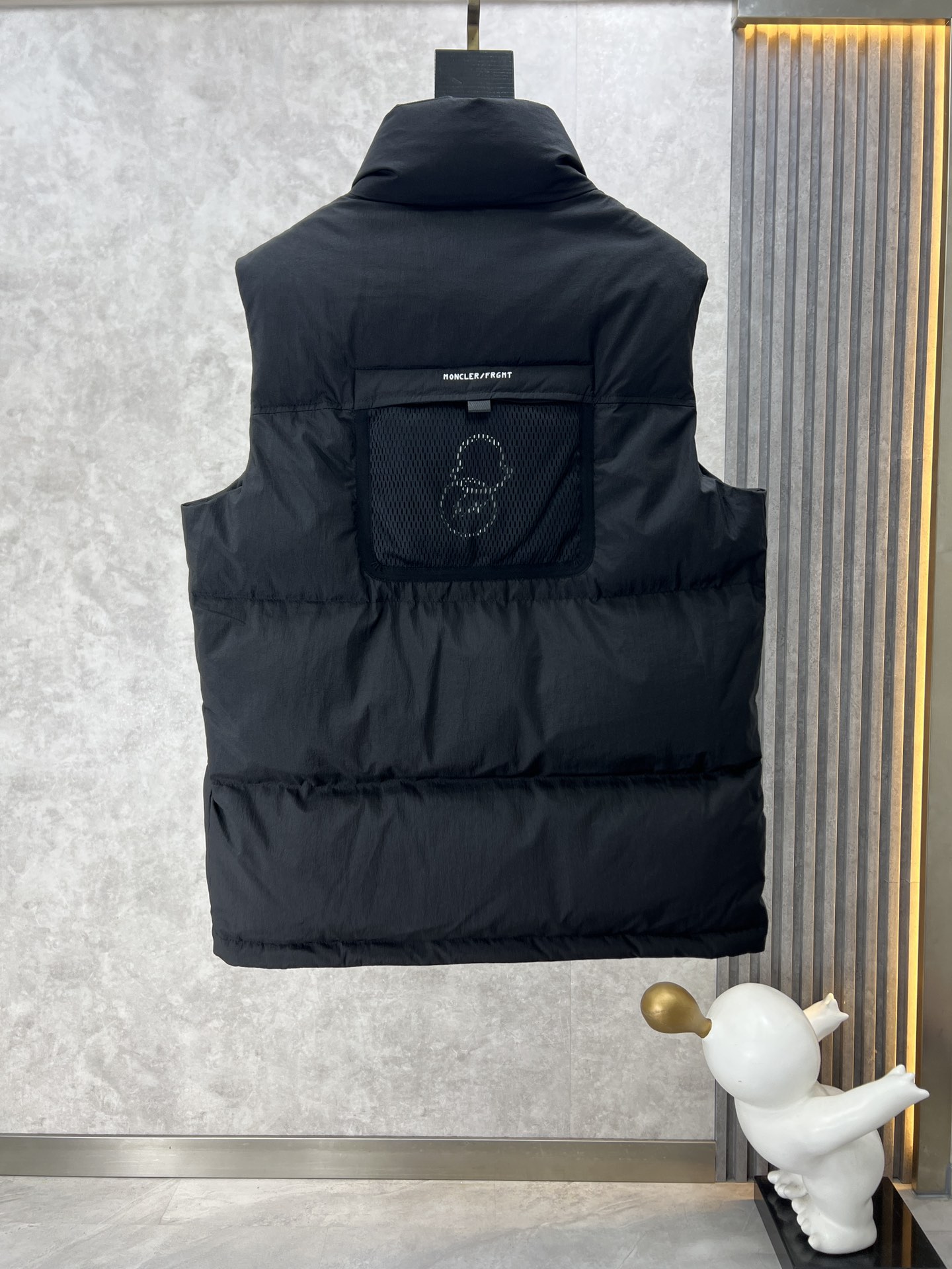 ， Moncler 蒙口 新款羽绒马甲无袖坎肩外套，细密的针脚，勾勒出的微微凹陷，构建整体的层次感。立领