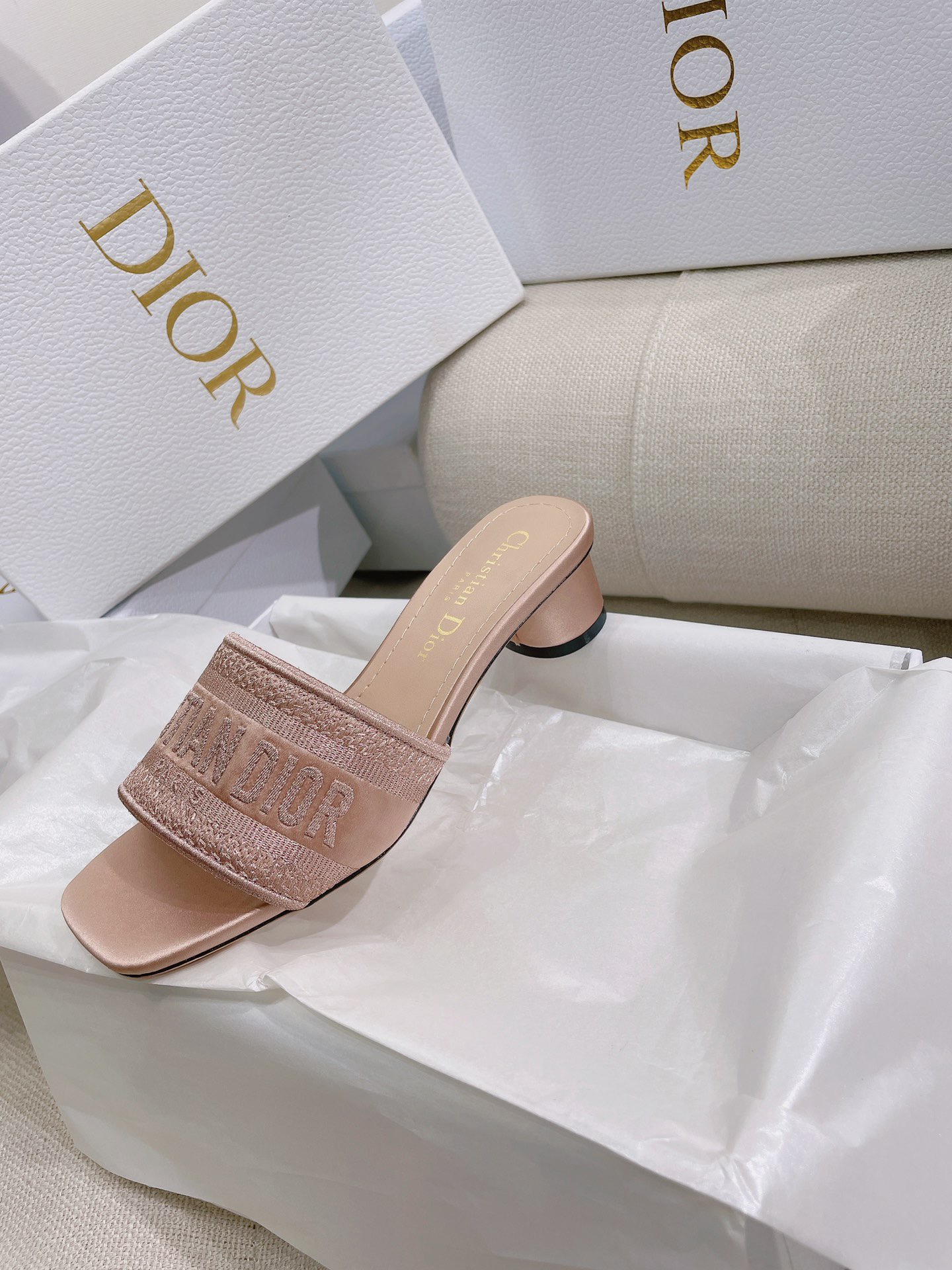 NO:264140,New [Xi Pink] Dio* CD.. Classic Silk Square Toe Dway Metallic Gloss Jacquard Letter Embroidery Christian Cylindrical Heel Low Heel Sandals. The original version is the highest version. ZP comparison is welcome to compare. This Dway mulberry silk cotton jacquard strap sandals incorporates modern style to reinterpret classic items. It is carefully crafted from various satin finishes, embroidered with metallic gloss thread, and the upper is embroidered with Christian D Paris logo embroidered with square toe to highlight the fashionable style. The 3.5 cm cylindrical heel design makes it more exquisite and fashionable. Upper cotton embroidered upper inner insole sheepskin lining sole genuine leather outsole size 35-39 (size 40 can be customized without return) color Xi pink, peony pink, cream white, golden yellow, high-end black, haze gray  Heel height 3.5 cm, complete with CD box, high-end packaging, slippers, dior, slippers, sheepskin, real silk, Leather soles19860909上新【曦粉色】Dio* CD ..经典真丝方头Dway金属光泽提花字母刺绣Christian圆柱跟低跟凉拖鞋  原单最高版本,ZP对比做货欢迎任意对比  这款 Dway 桑蚕丝棉质提花带跟凉拖鞋融入现代风格重新诠释经典单品.采用各色缎面精心制作,饰以金属光泽线刺绣,鞋面饰以 Christian D Paris 标志刺绣,搭配方形鞋头彰显时髦风范.3.5 厘米圆柱形鞋跟设计,更显精致时尚.  鞋面棉质刺绣鞋面  内里鞋垫羊皮内里 鞋底真皮大底  size35-39码（40码可定制不退换）  color曦粉色,牡丹粉色,奶油白,金黄色,高端黑色,雾霾灰色  跟高3.5厘米  配CD盒子全套高端包装,拖鞋,dior,slippers,sheepskin,real silk,Leather soles,Women's Shoes