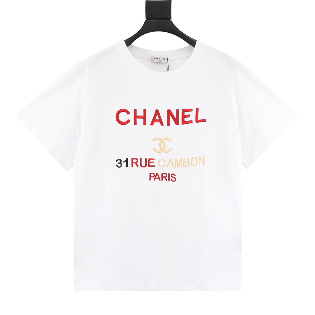 CHANEL/Chanel camiseta de manga corta con eslogan bordado en letras rojas, clásica camiseta de doble C de ver…