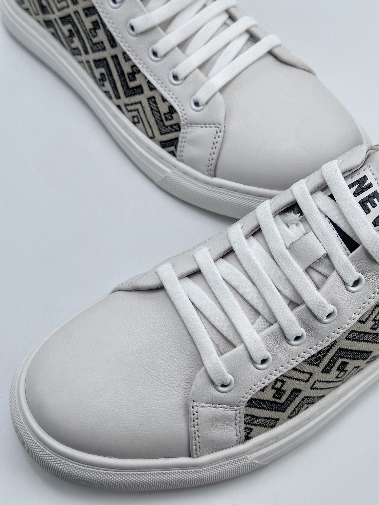 Overseas version of FENDI high-end casual sports shoes series