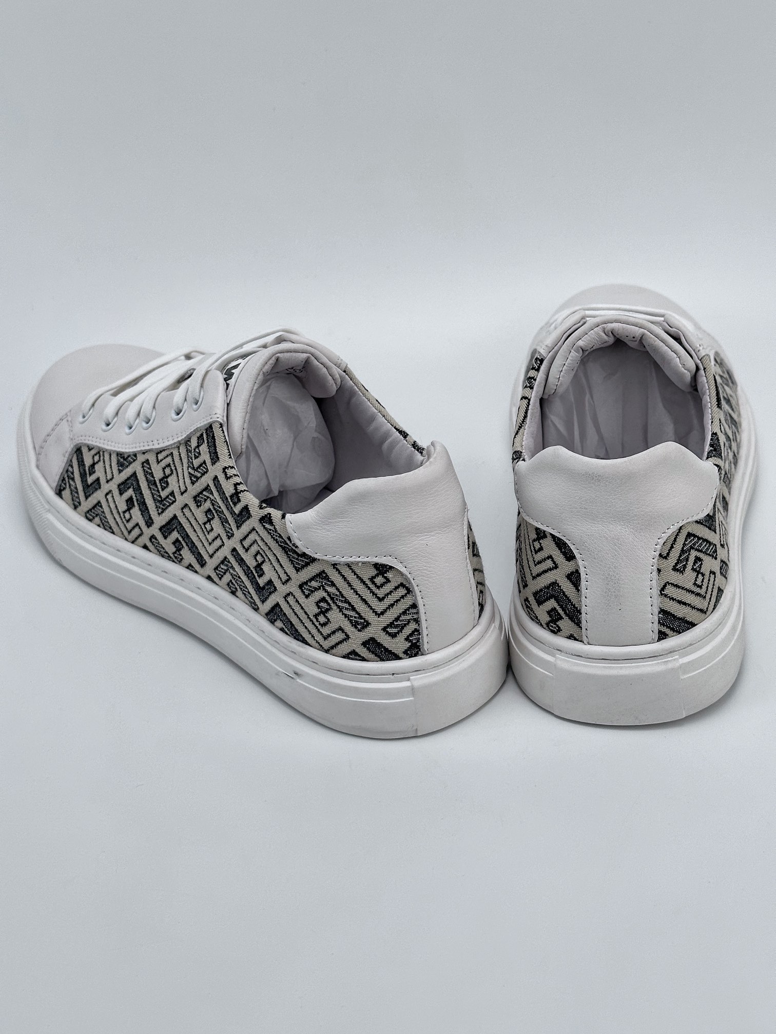 Overseas version of FENDI high-end casual sports shoes series